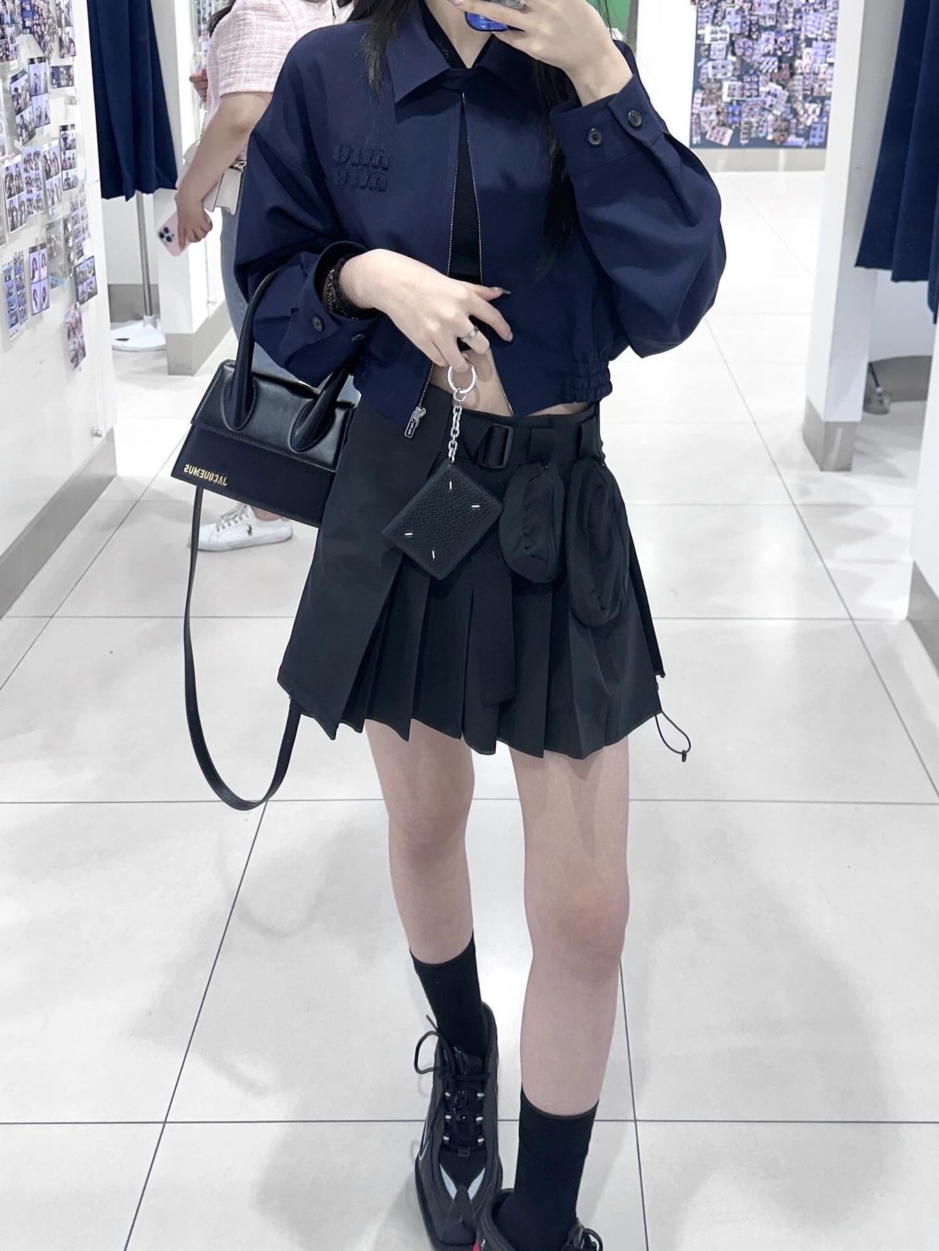 Maison Margiela Keyring Wallet Black, Jacquemus Le Chiquito Moyen Signature Handbag Black 착용 스타일 - 1
