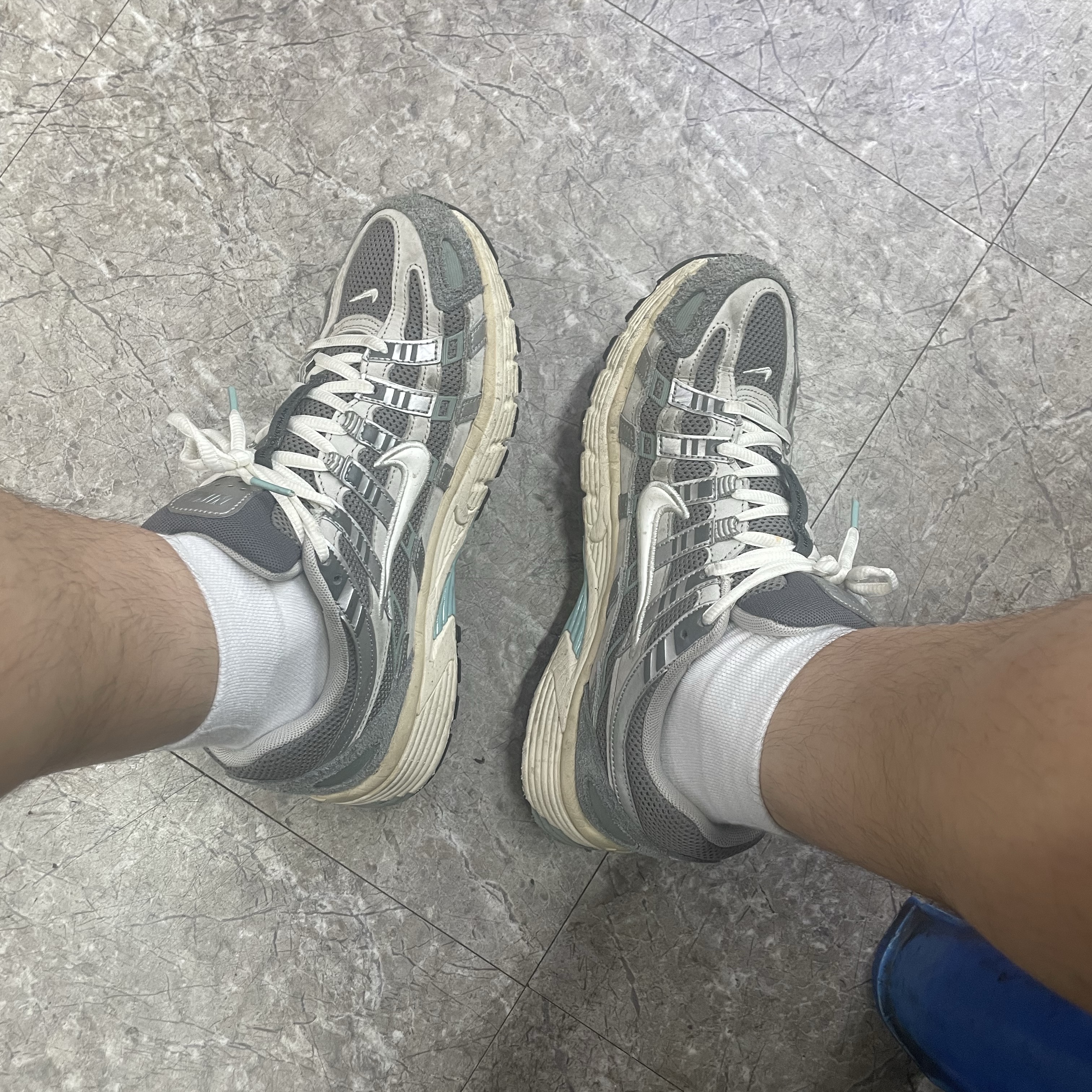 Nike P-6000 Flat Pewter Light Iron Ore 착용 스타일