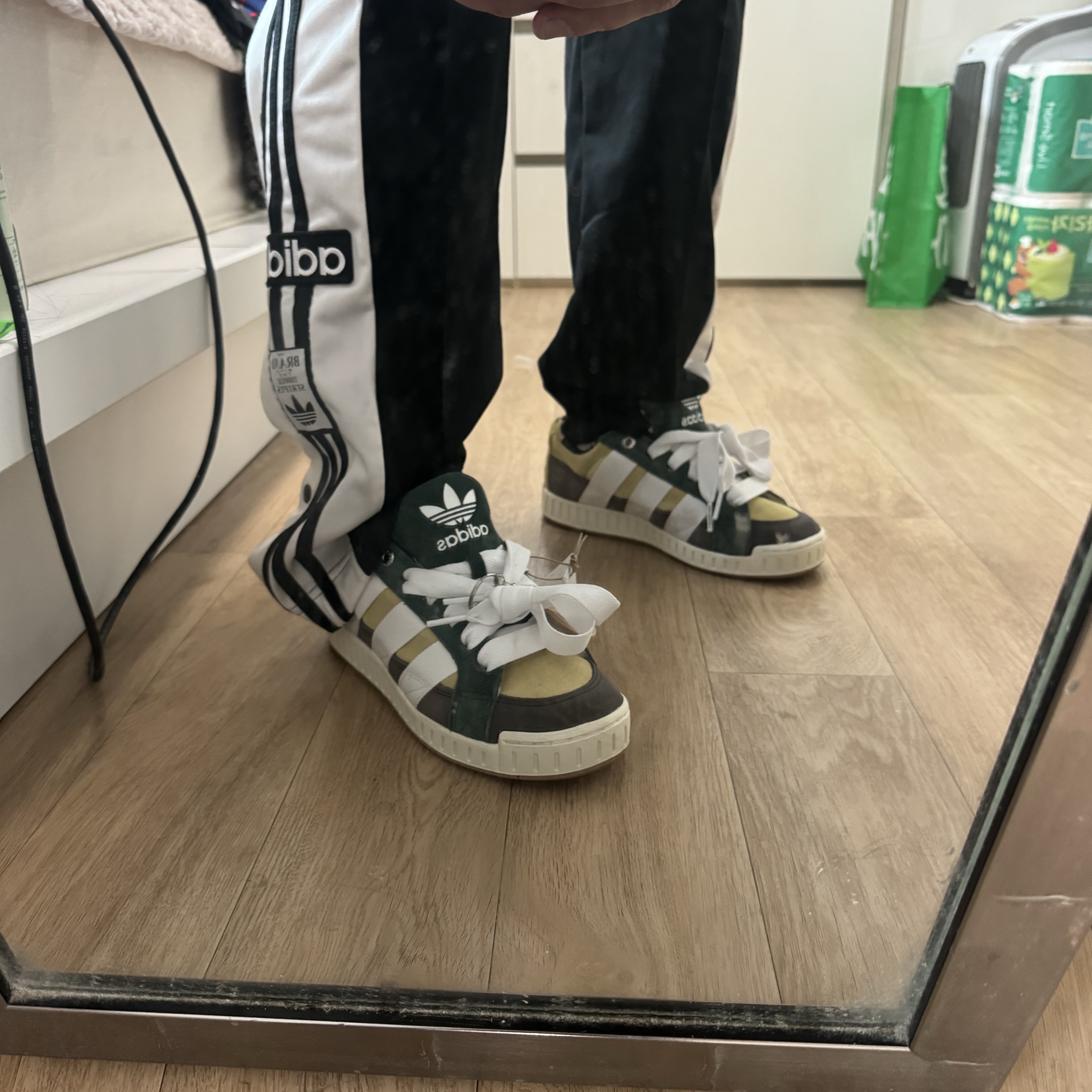 Adidas X BAPE Lawsuit Sand Cloud White 착용 스타일 - 1
