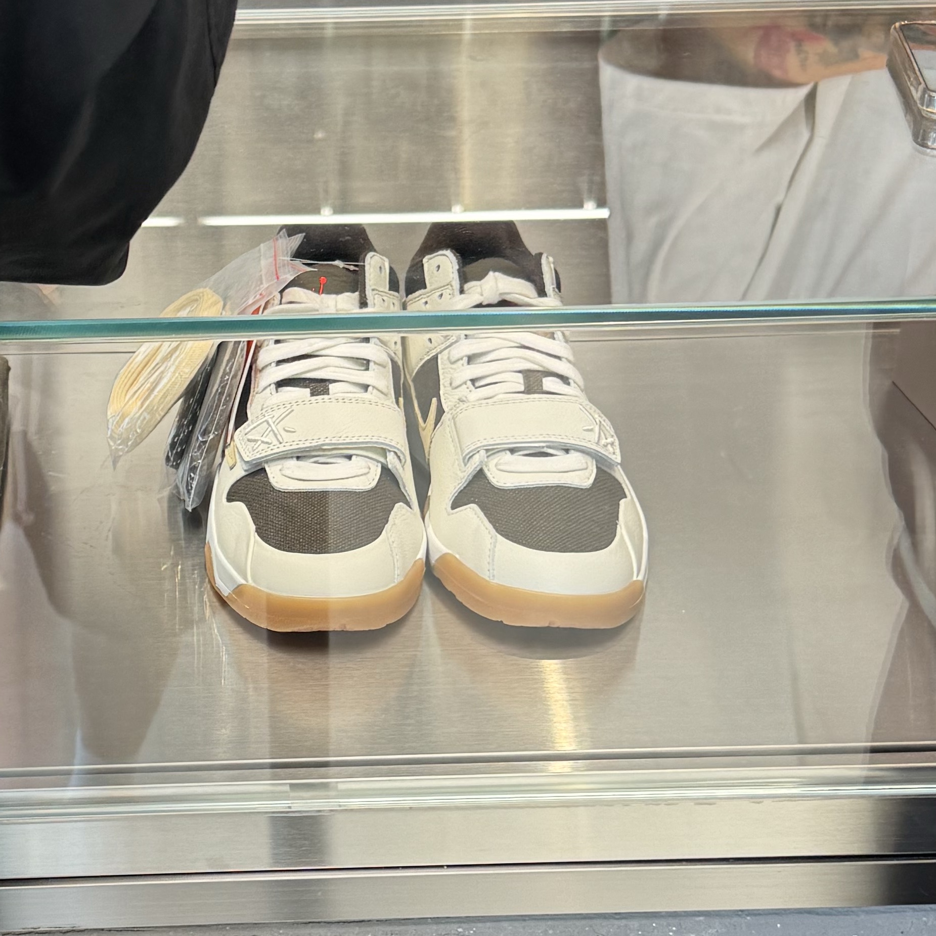 Jordan x Travis Scott Jumpman Jack TR Sail and Dark Mocha 착용 스타일