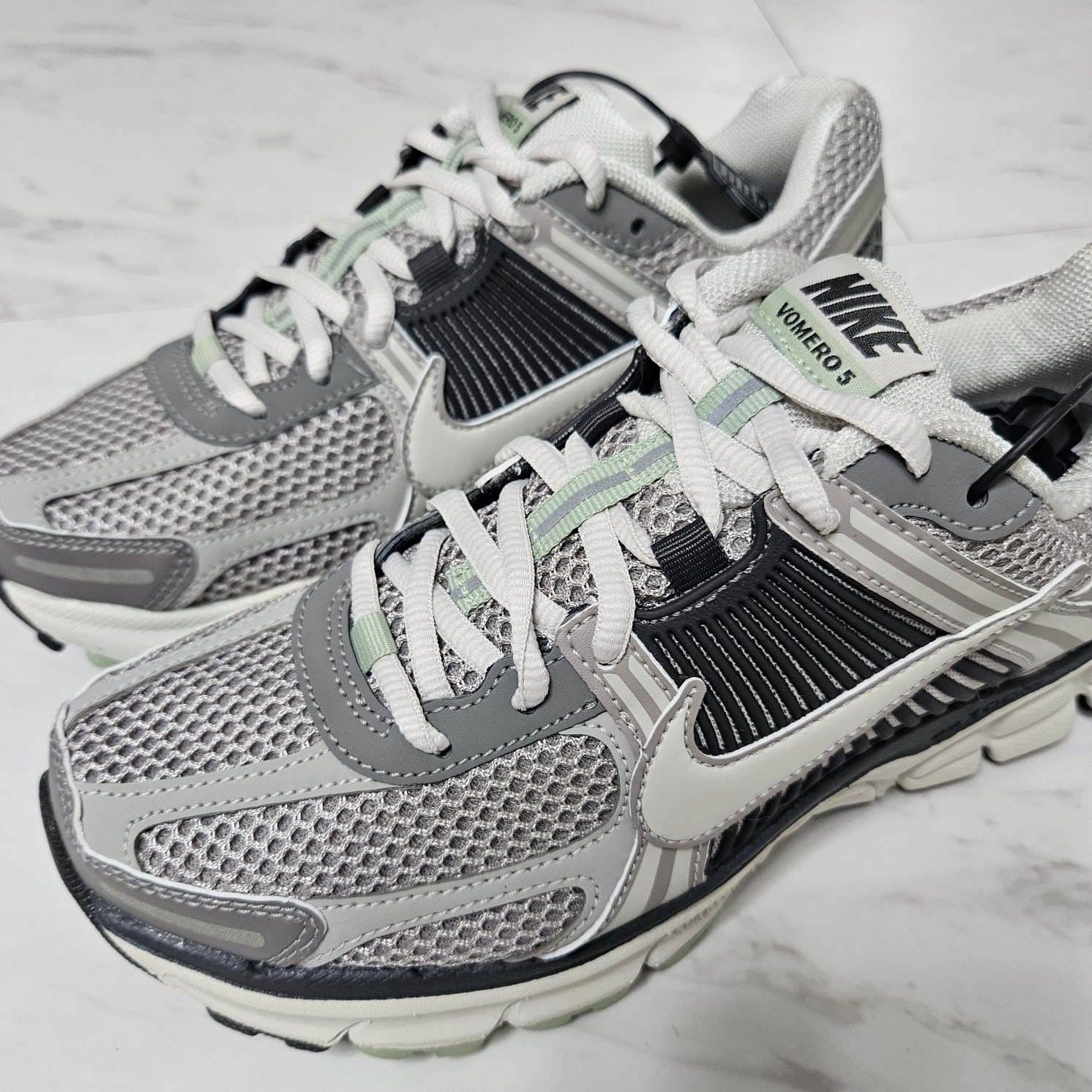 (W) Nike Zoom Vomero 5 Cobblestone and Flat Pewter 착용 스타일
