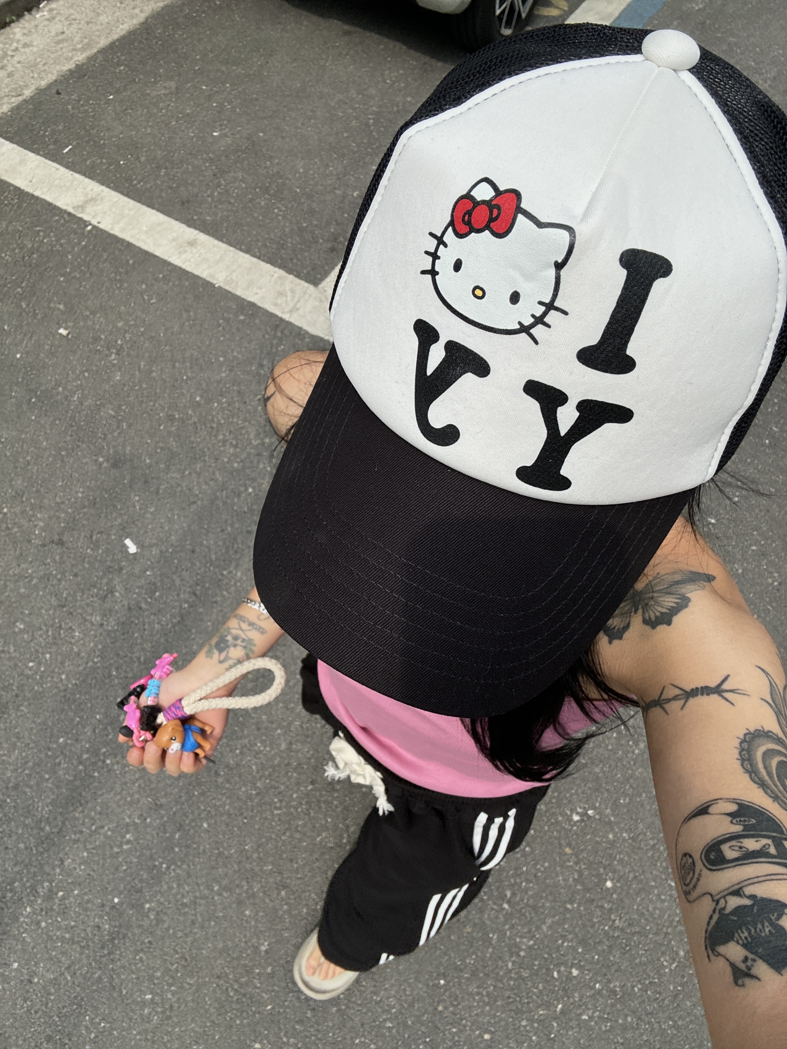 Taw&Toe x Low Classic Platform Flip Flop Cream, Open Yy x Hello Kitty Trucker Cap Black 착용 스타일