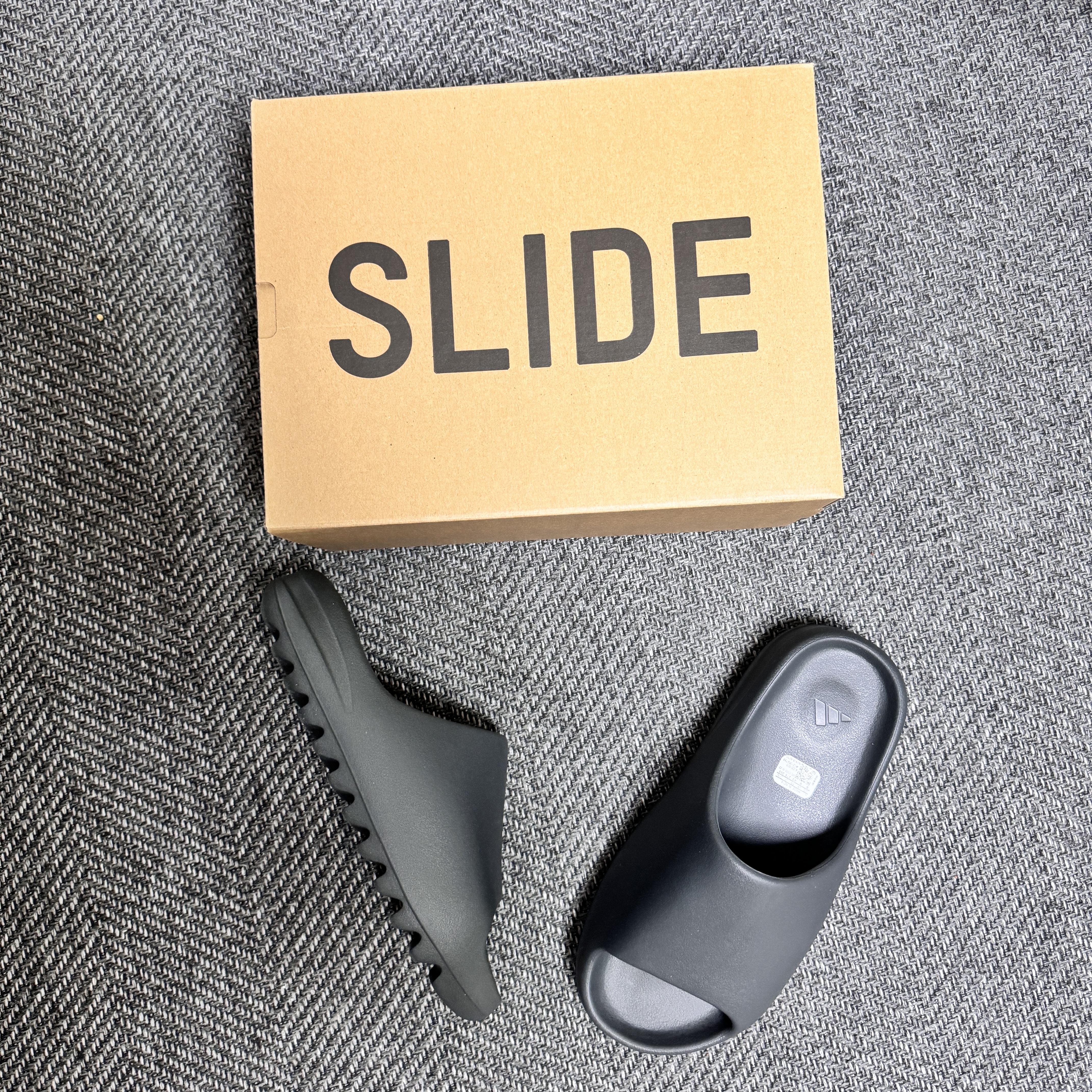 Adidas Yeezy Slide Dark Onyx 2024 착용 스타일