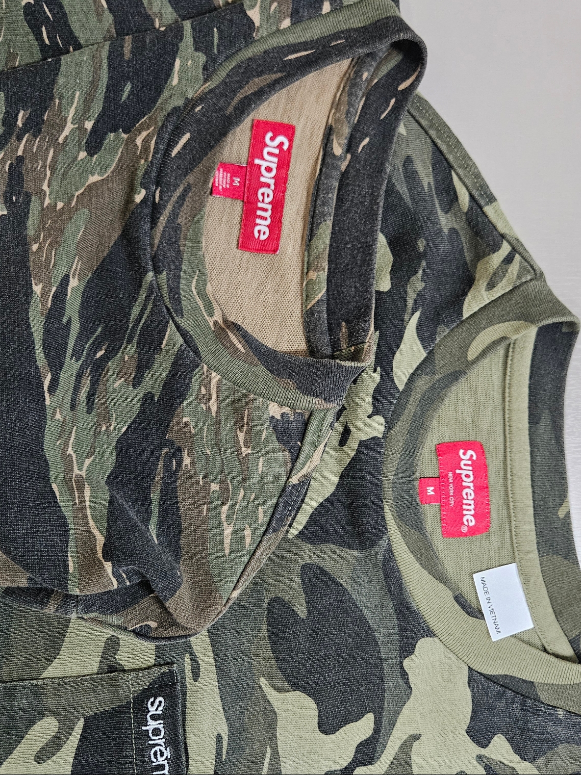 Supreme S/S Pocket T-Shirt Olive Camo - 23SS, Supreme Cargo Pants Olive Camo - 23SS 착용 스타일 - 4