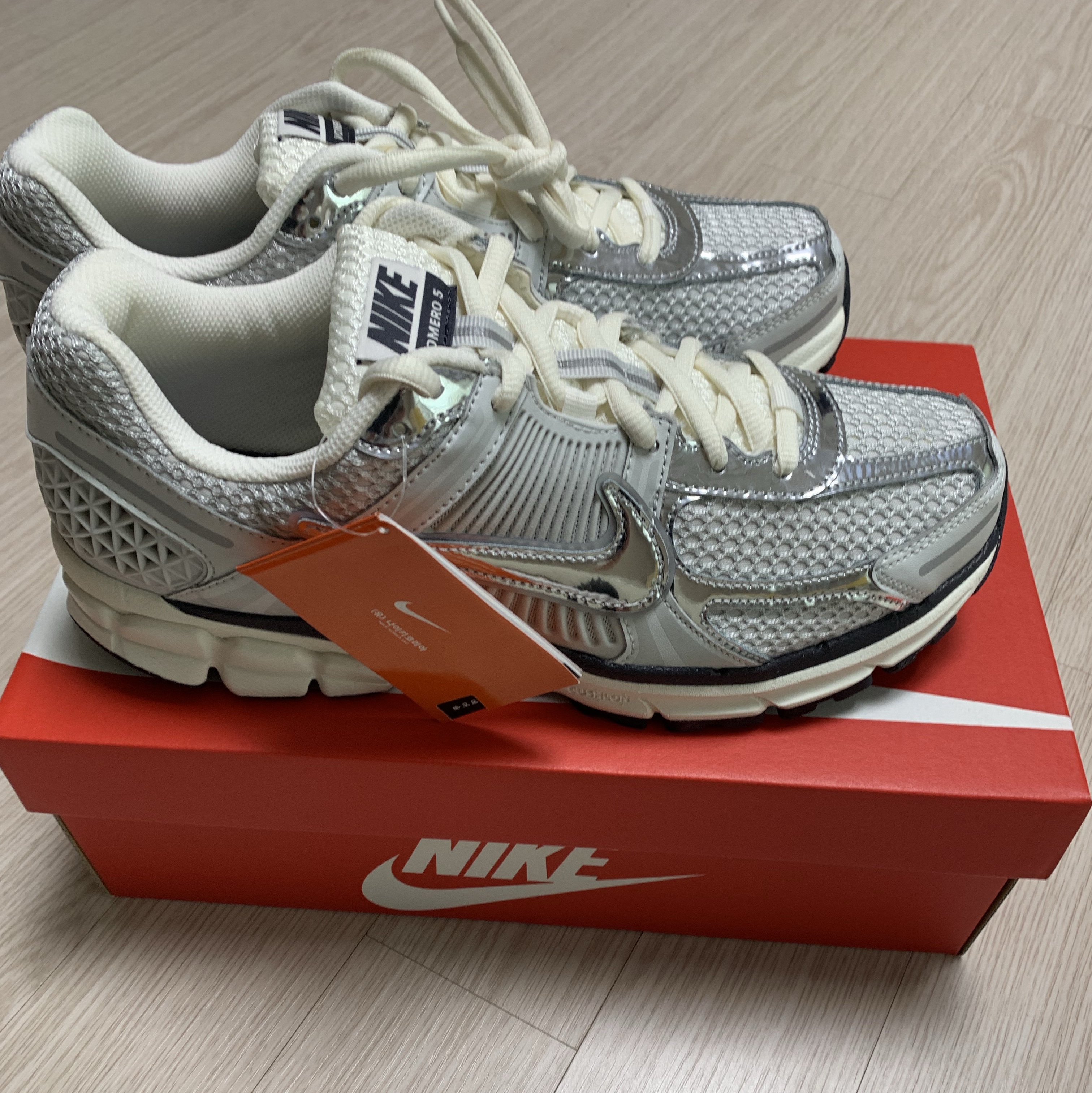 Nike Zoom Vomero 5 Photon Dust Gridiron 착용 스타일 - 2