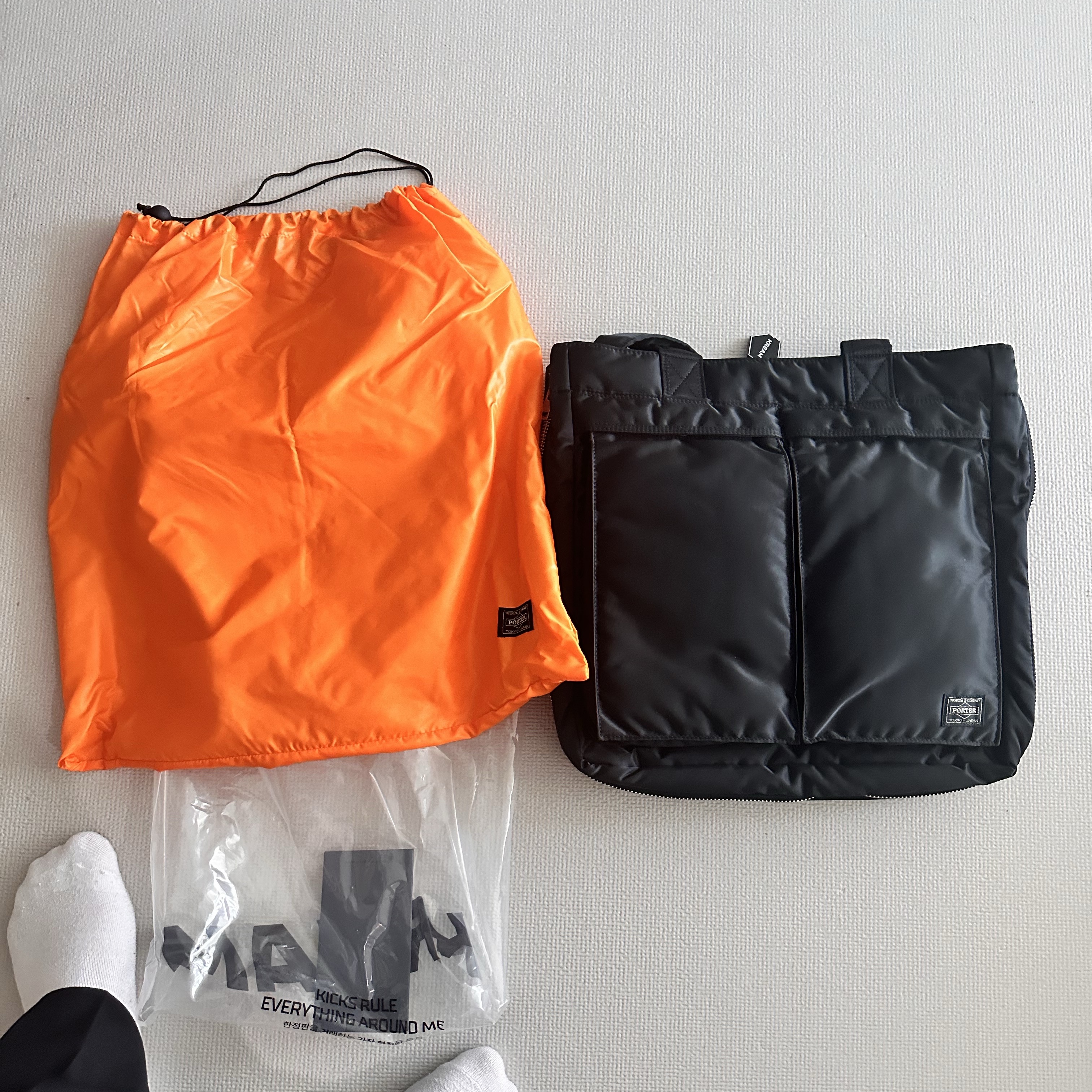 Porter Tanker 2Way Tote Bag Black 착용 스타일 - 1