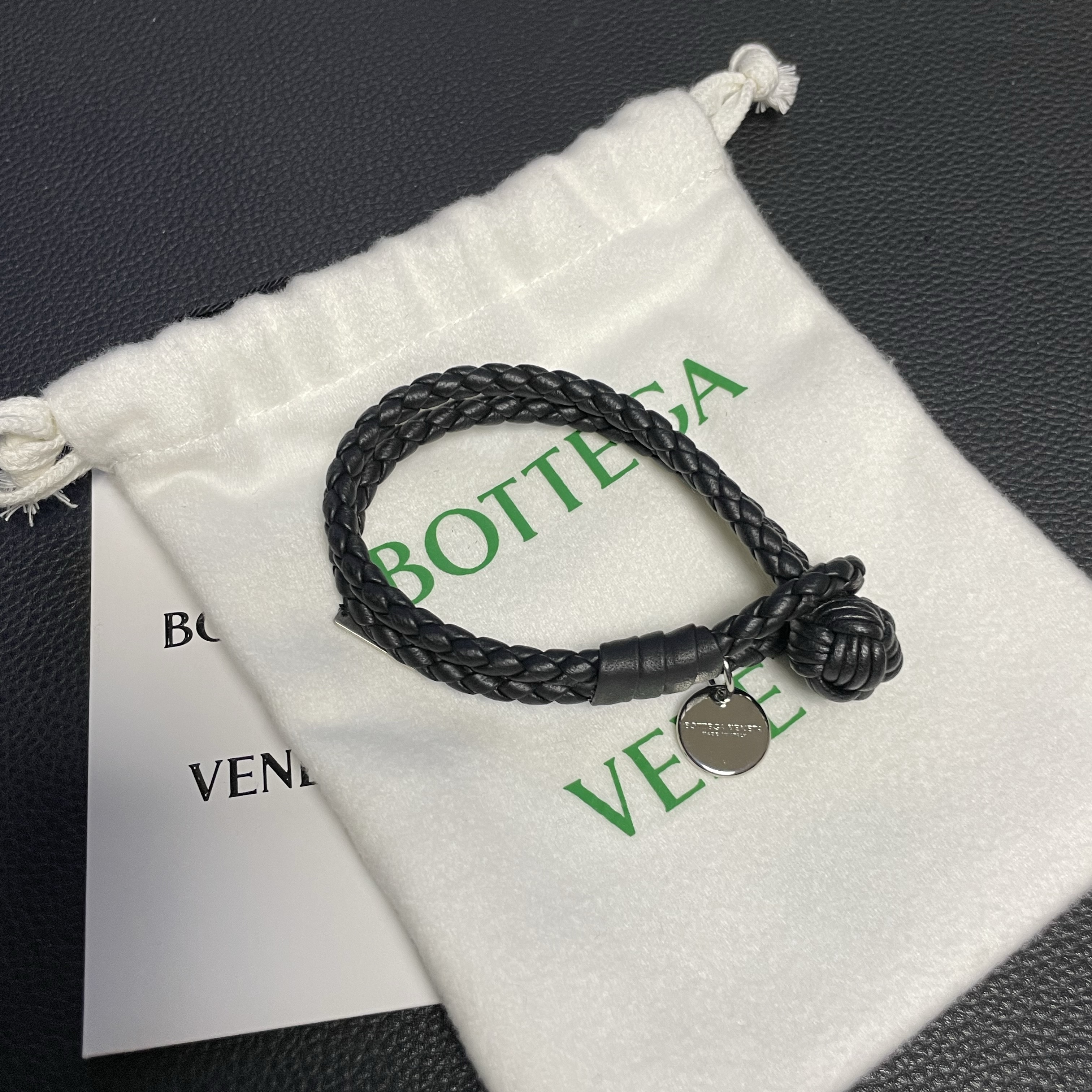 Bottega Veneta Nappa Bracelet Black 착용 스타일