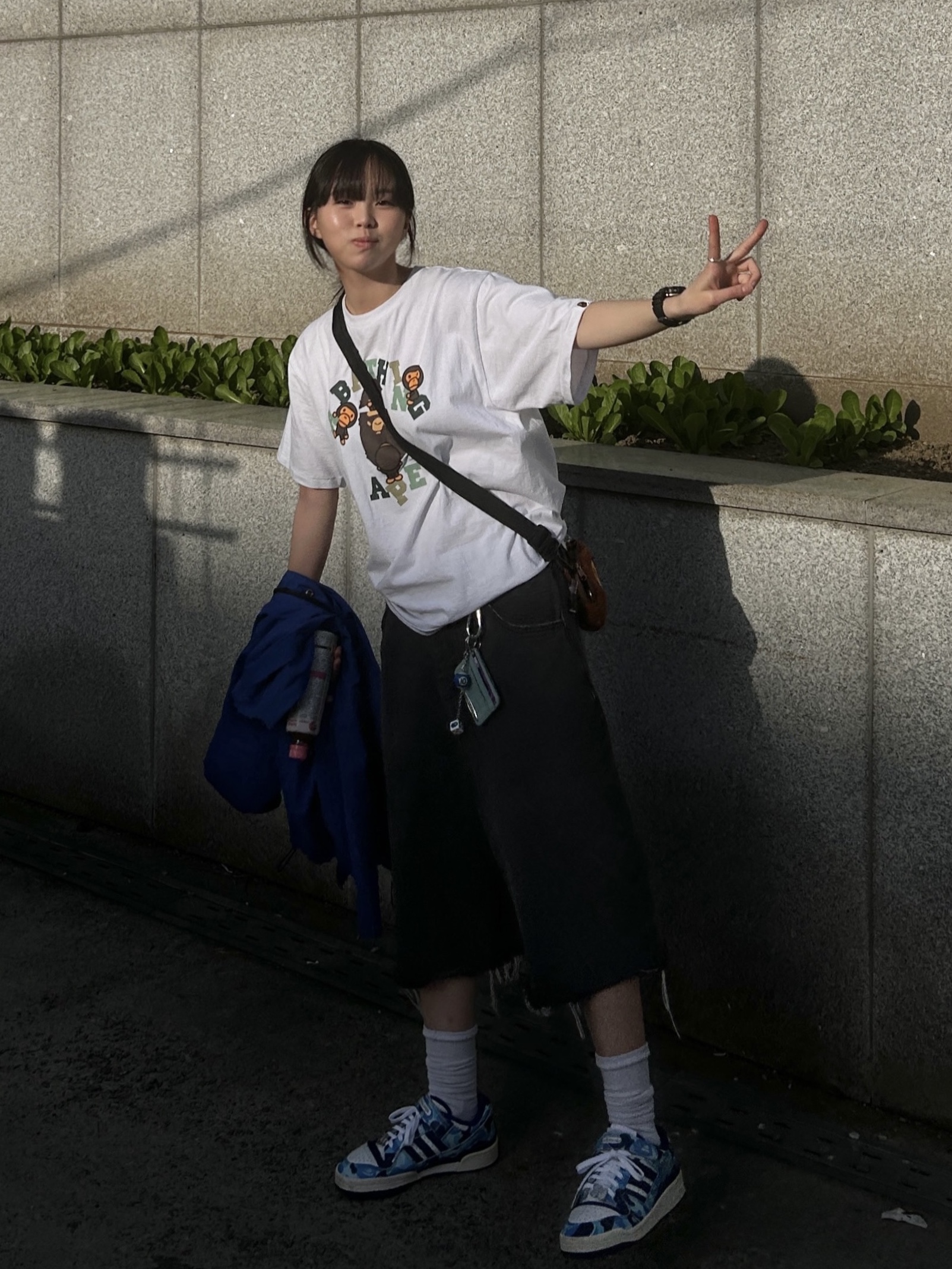 BAPE College Milo T-shirt White, Adidas x BAPE Forum 84 Low Blue Camo 착용 스타일 - 1