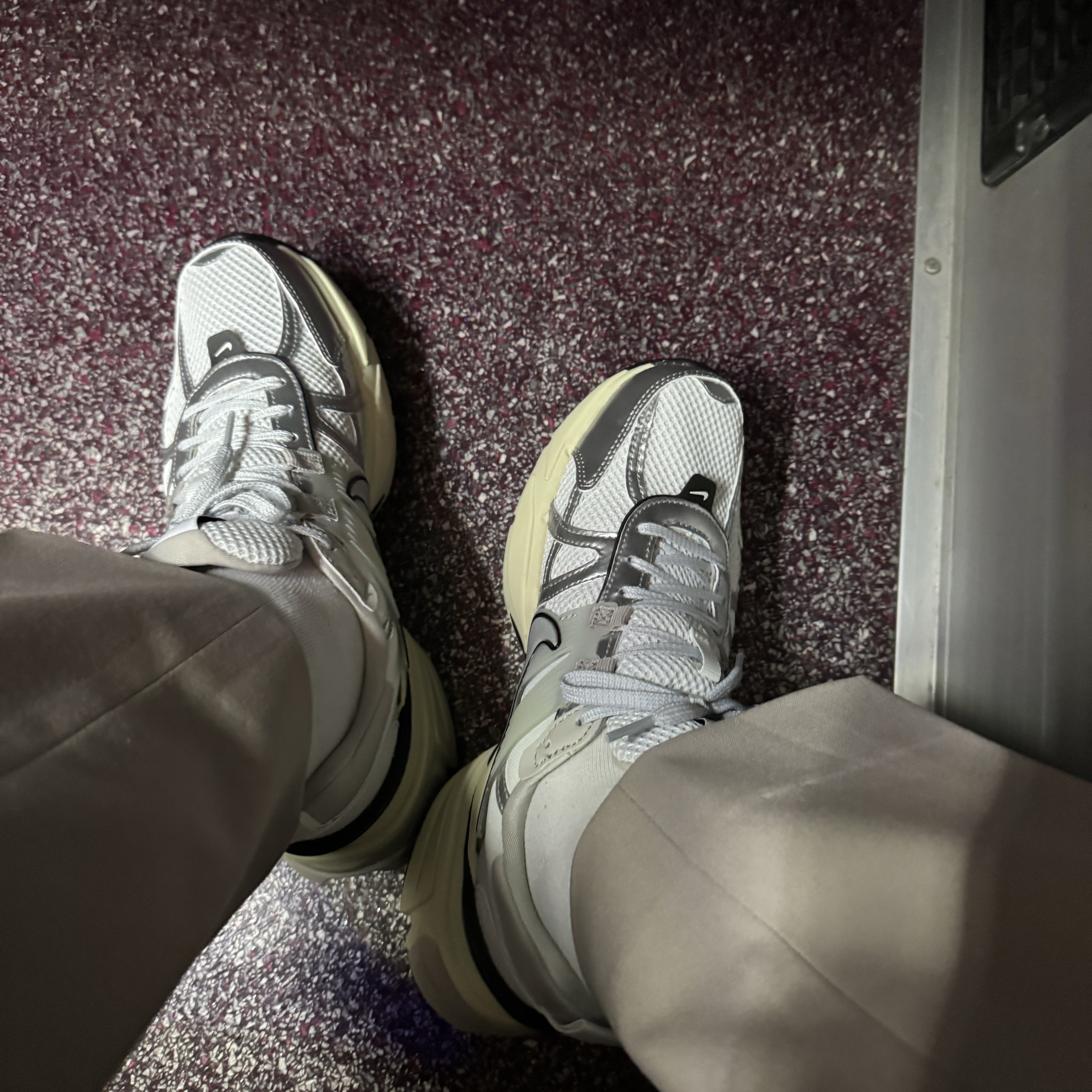 Nike V2K Run Summit White Metallic Silver 착용 스타일 - 2