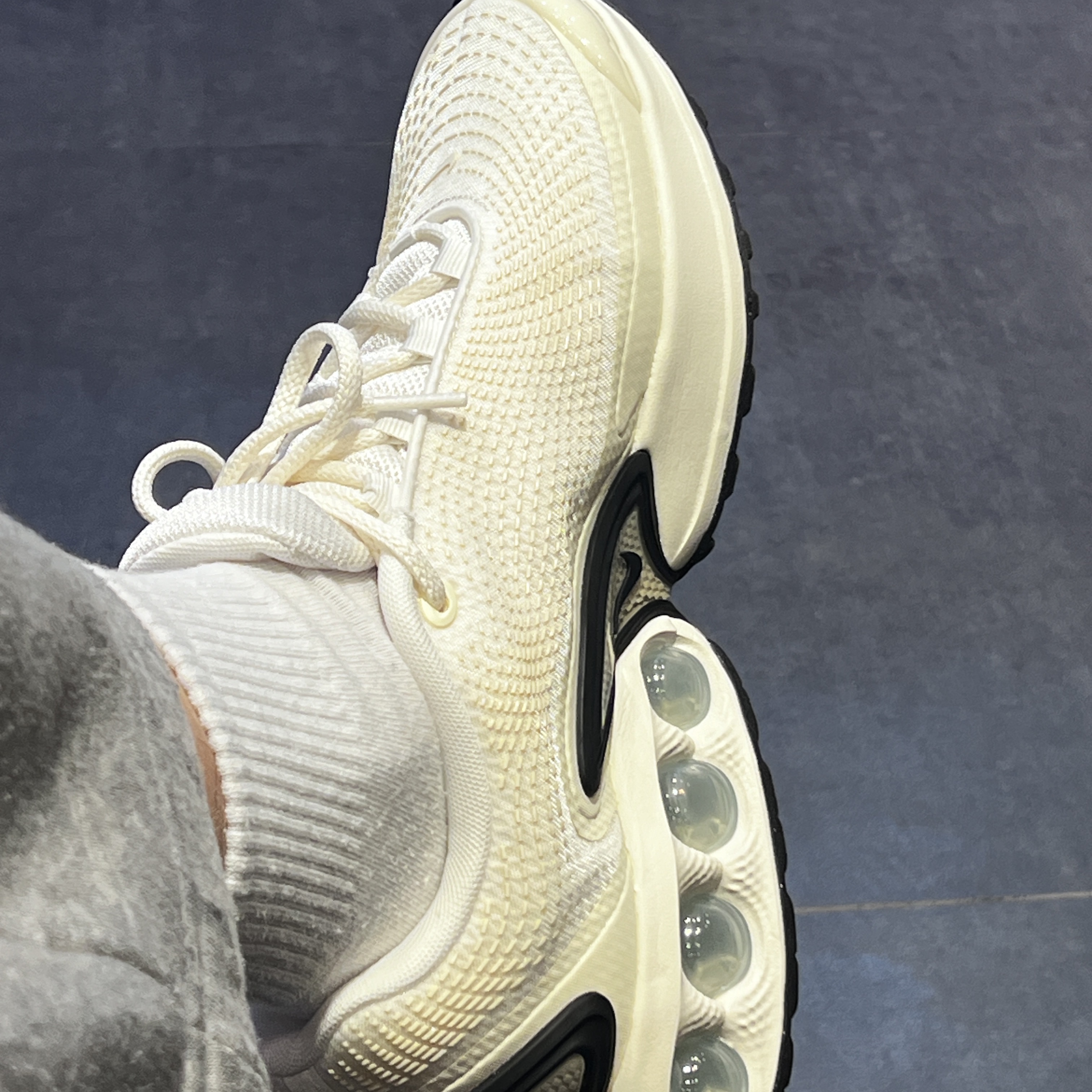 Nike Air Max DN Sail Black 착용 스타일 - 2