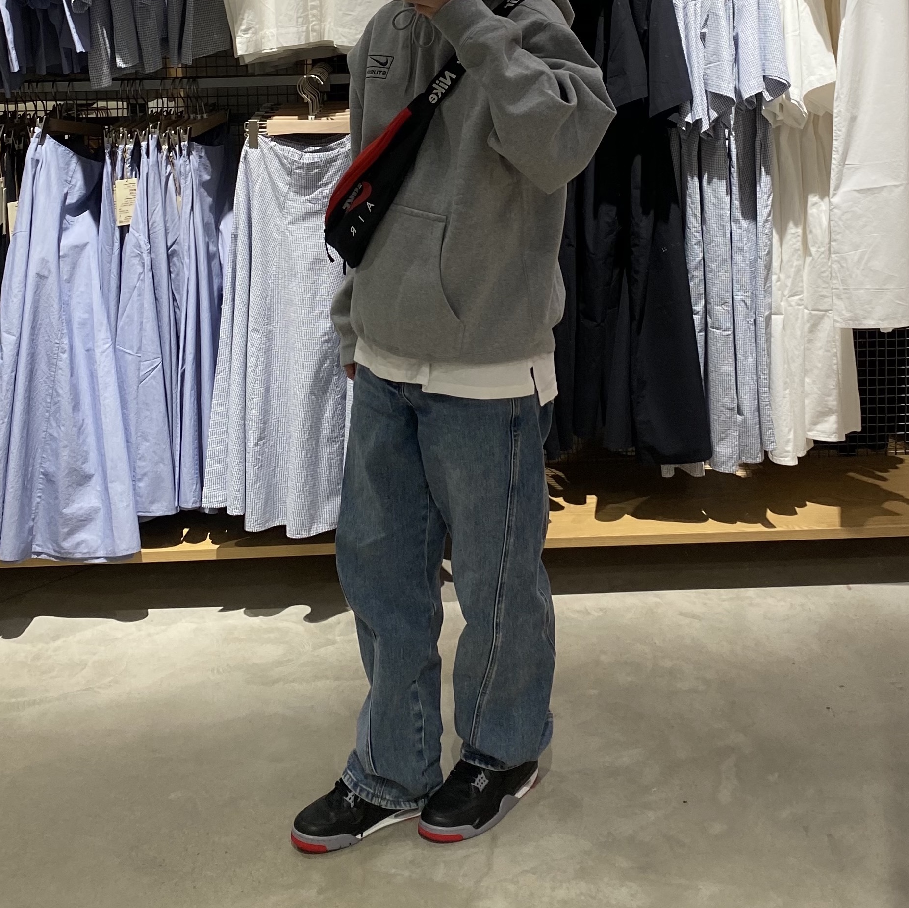 Jordan 4 Retro Bred Reimagined, Nike x Stussy NRG RA Pullover Hoodie Dark Grey Heather (DJ9488-063) 착용 스타일 - 1