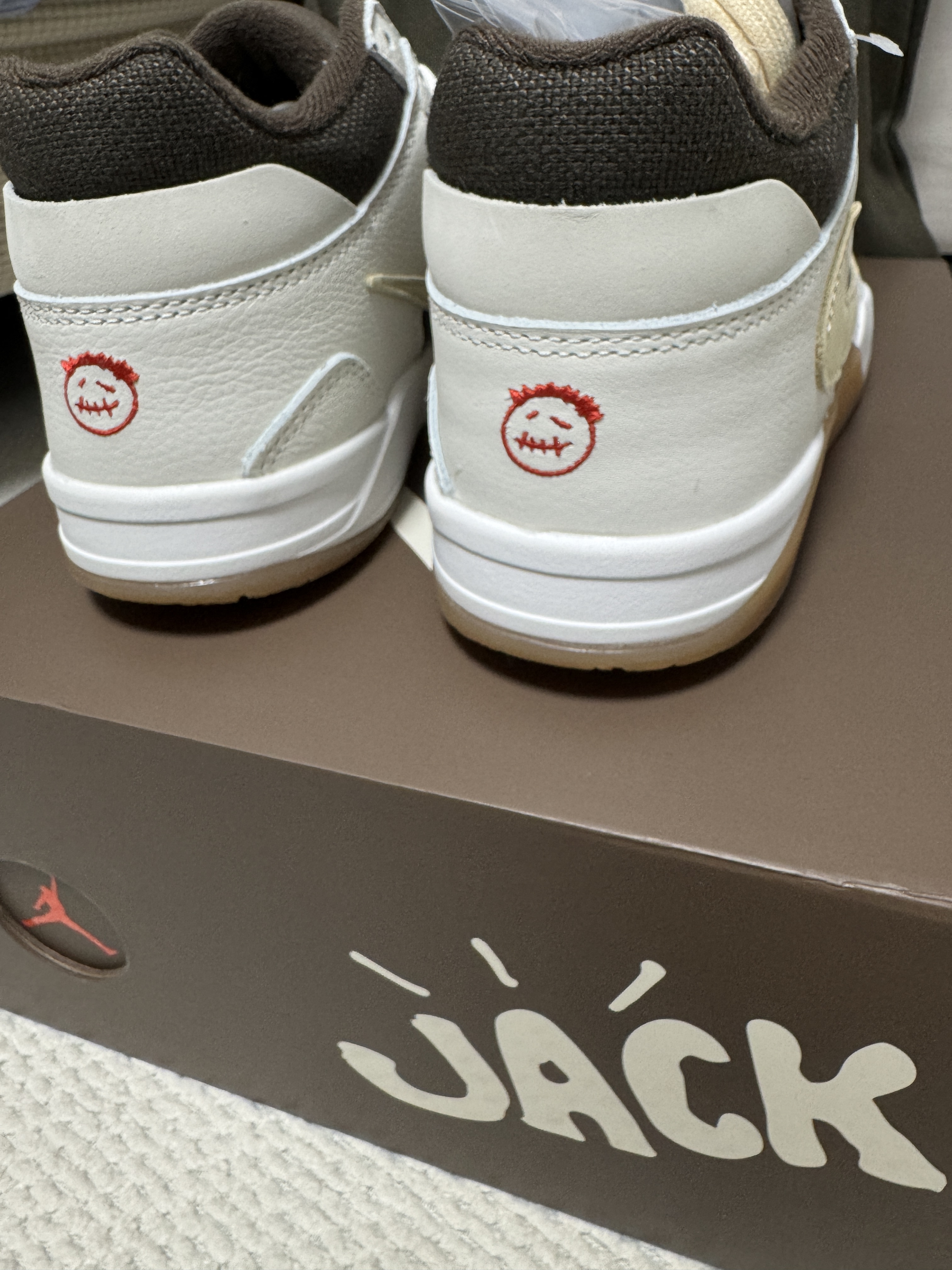 Jordan x Travis Scott Jumpman Jack TR Sail and Dark Mocha 착용 스타일 - 3