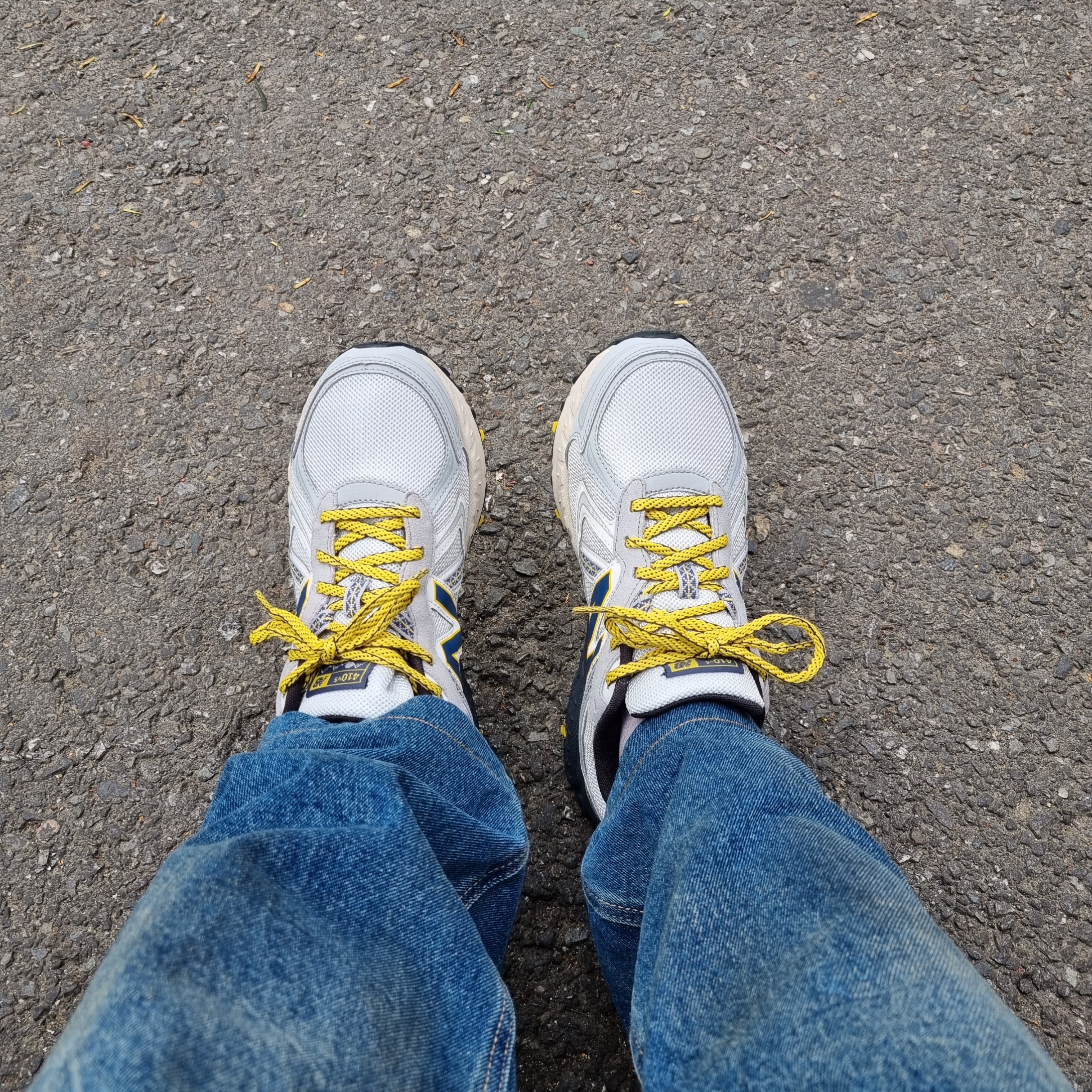 New Balance 410v5 Ivory Yellow - 2E Wide 착용 스타일 - 2