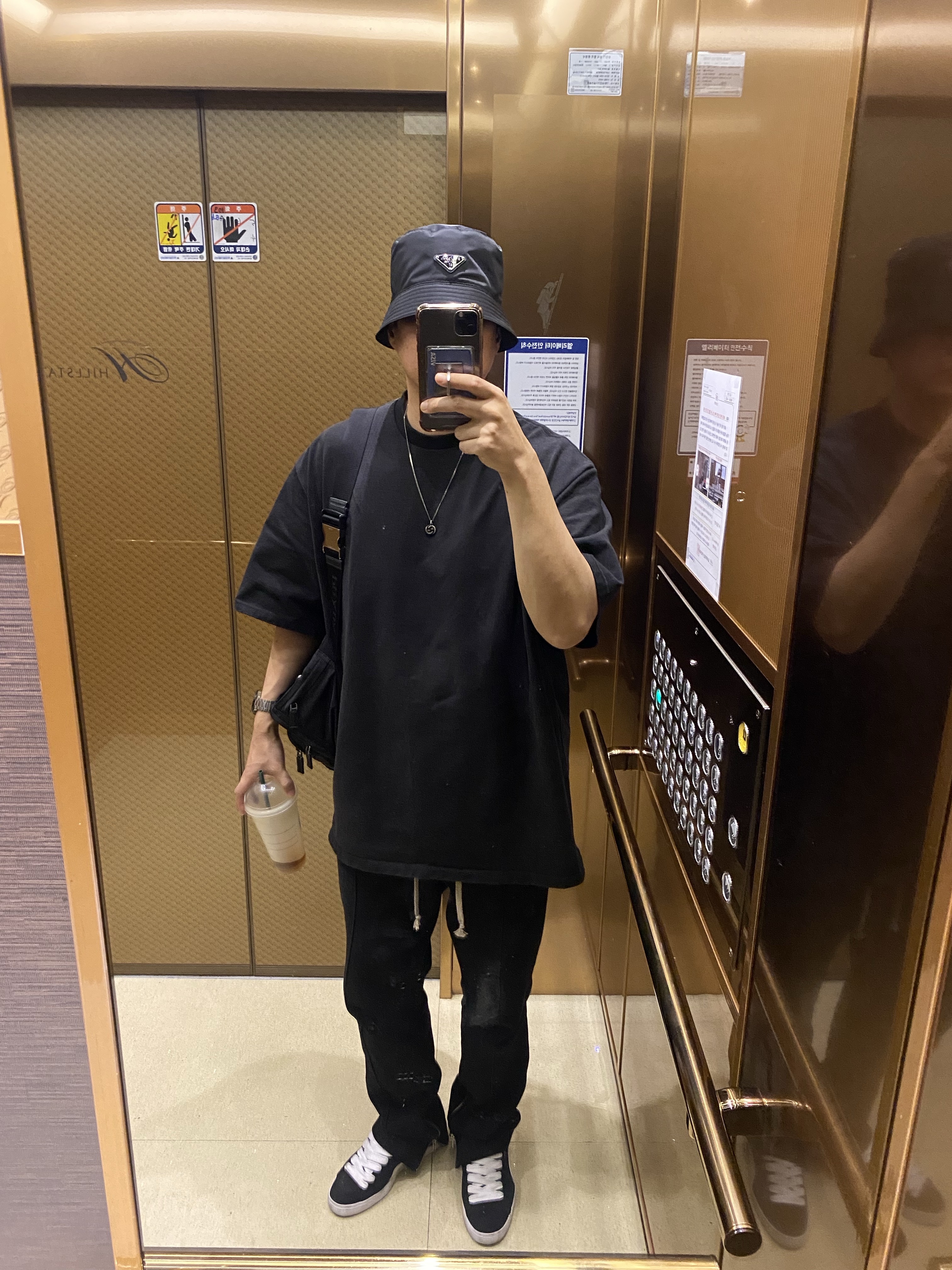 Prada Re-Nylon Bucket Hat Black, Puma Suede Classic XXI Black White 착용 스타일