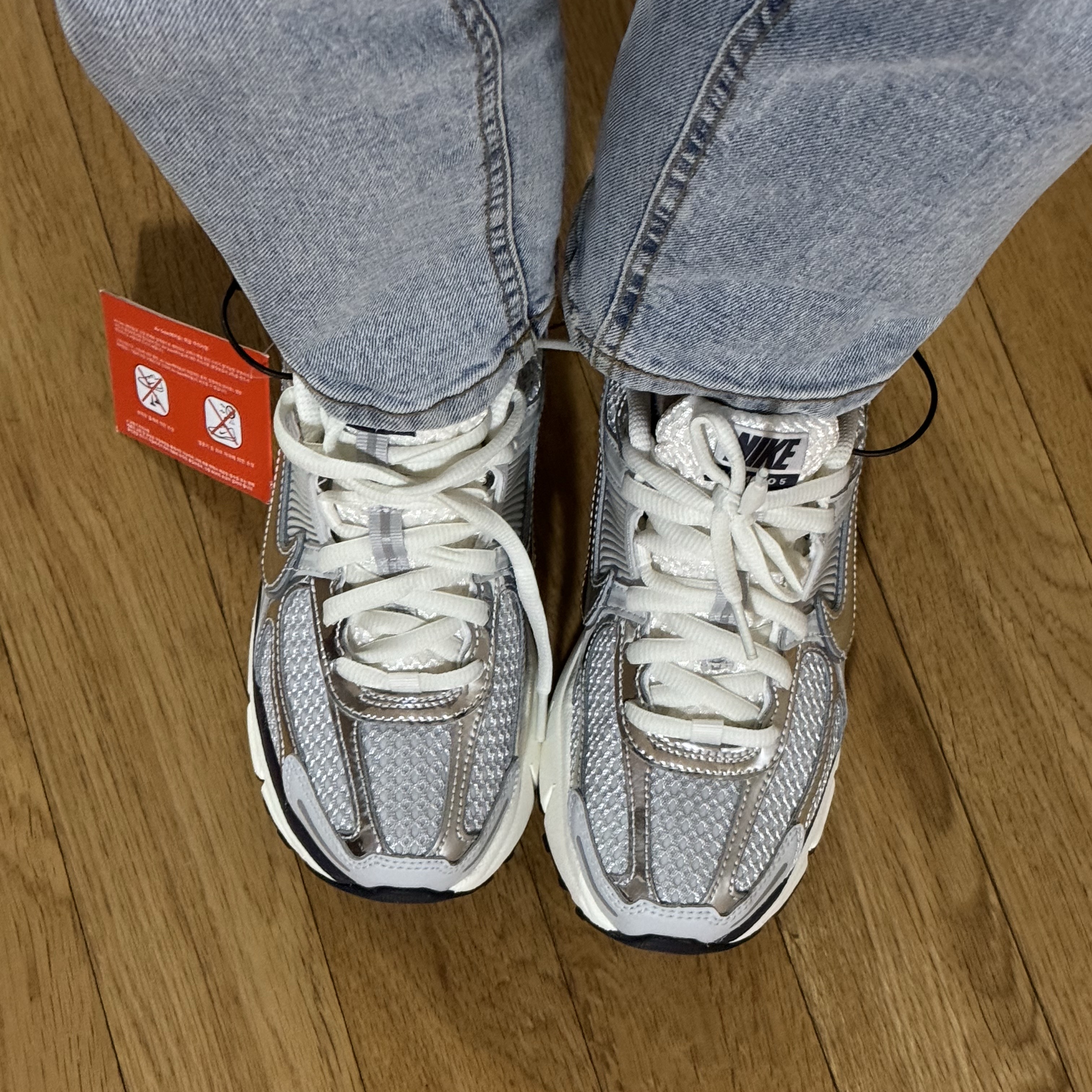 (W) Nike Zoom Vomero 5 Photon Dust and Metallic Silver 착용 스타일