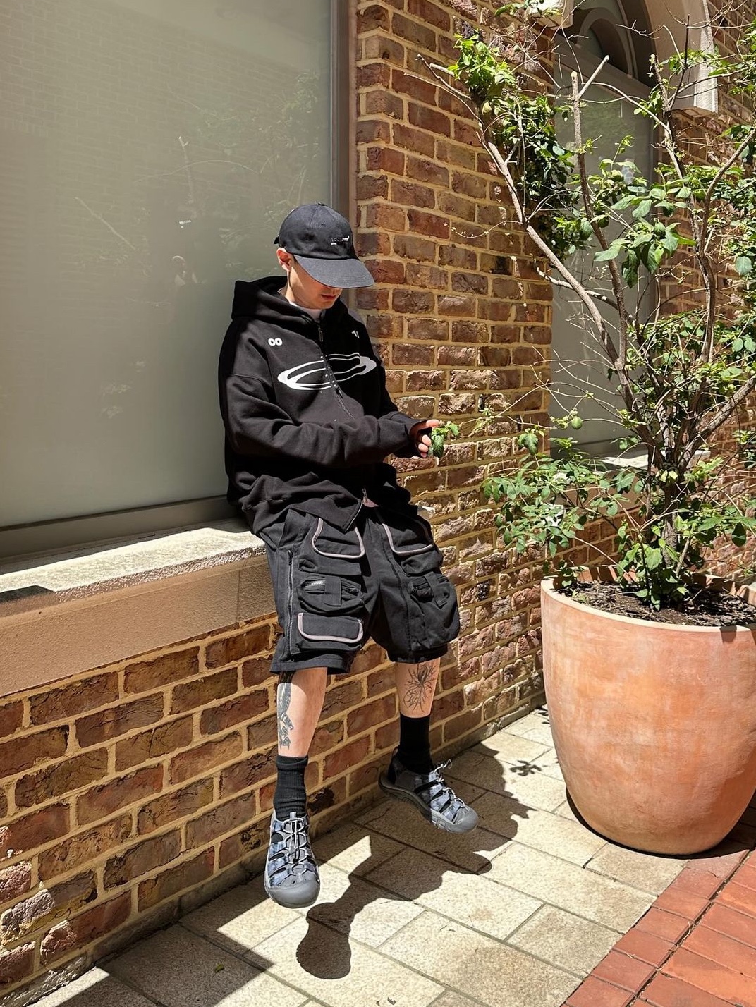 Opening Project Symbol Logo Zip Hoodie Black, Opening Project Symbol Logo Zip Hoodie Charcoal 착용 스타일 - 1
