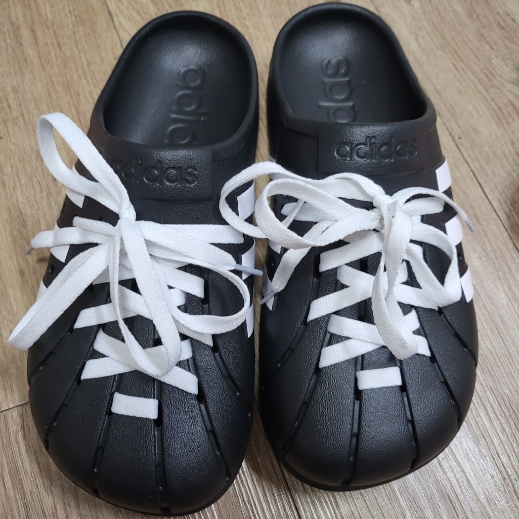 Adidas Adilette Clog Black White 착용 스타일