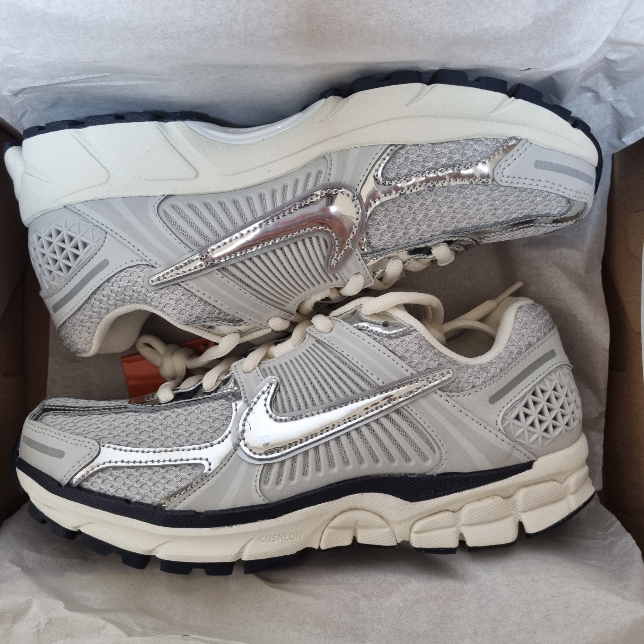 (W) Nike Zoom Vomero 5 Photon Dust and Metallic Silver 착용 스타일