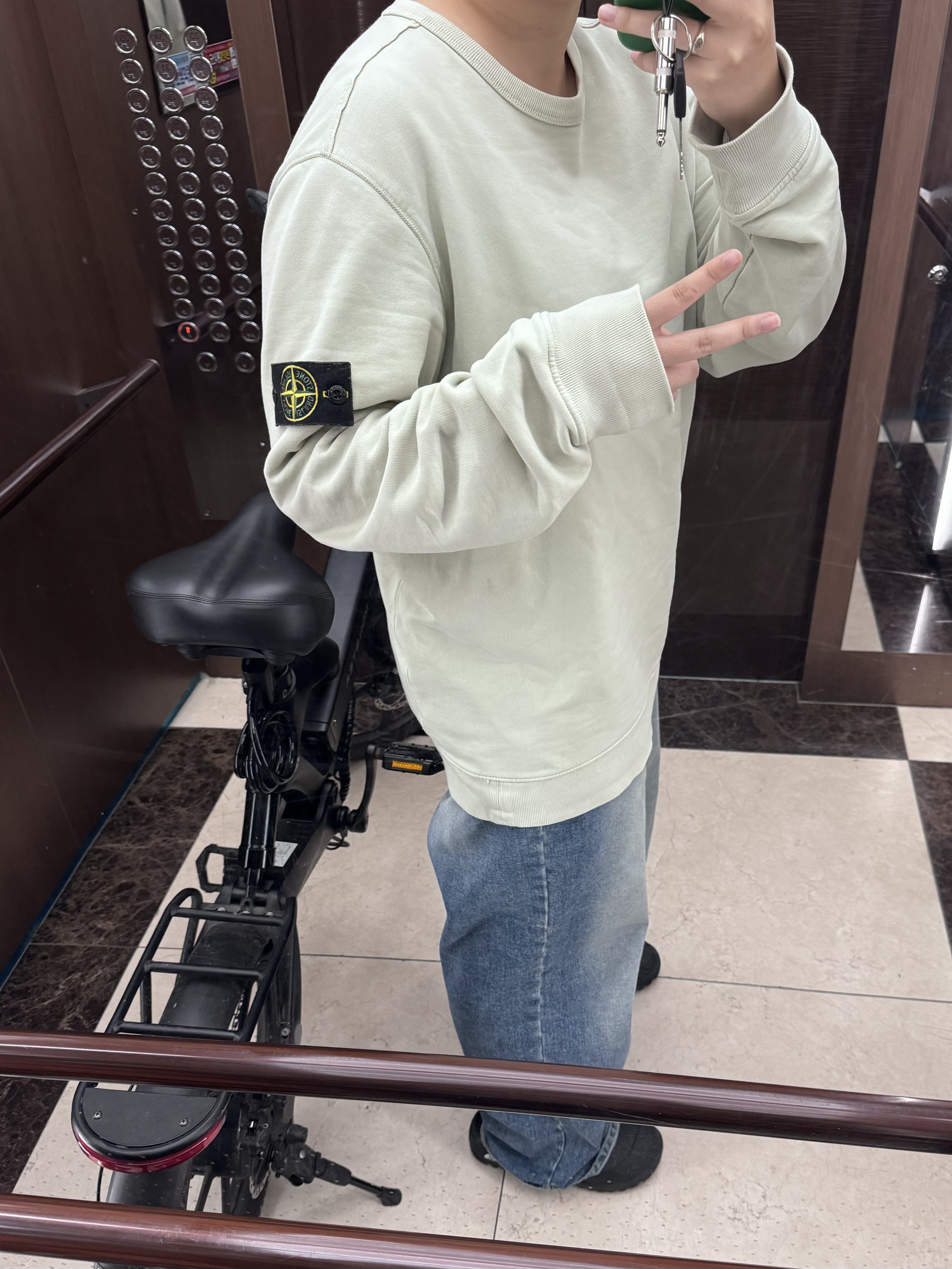 Stone Island 63051 Crewneck Sweatshirt Light Green - 21SS 착용 스타일 - 2
