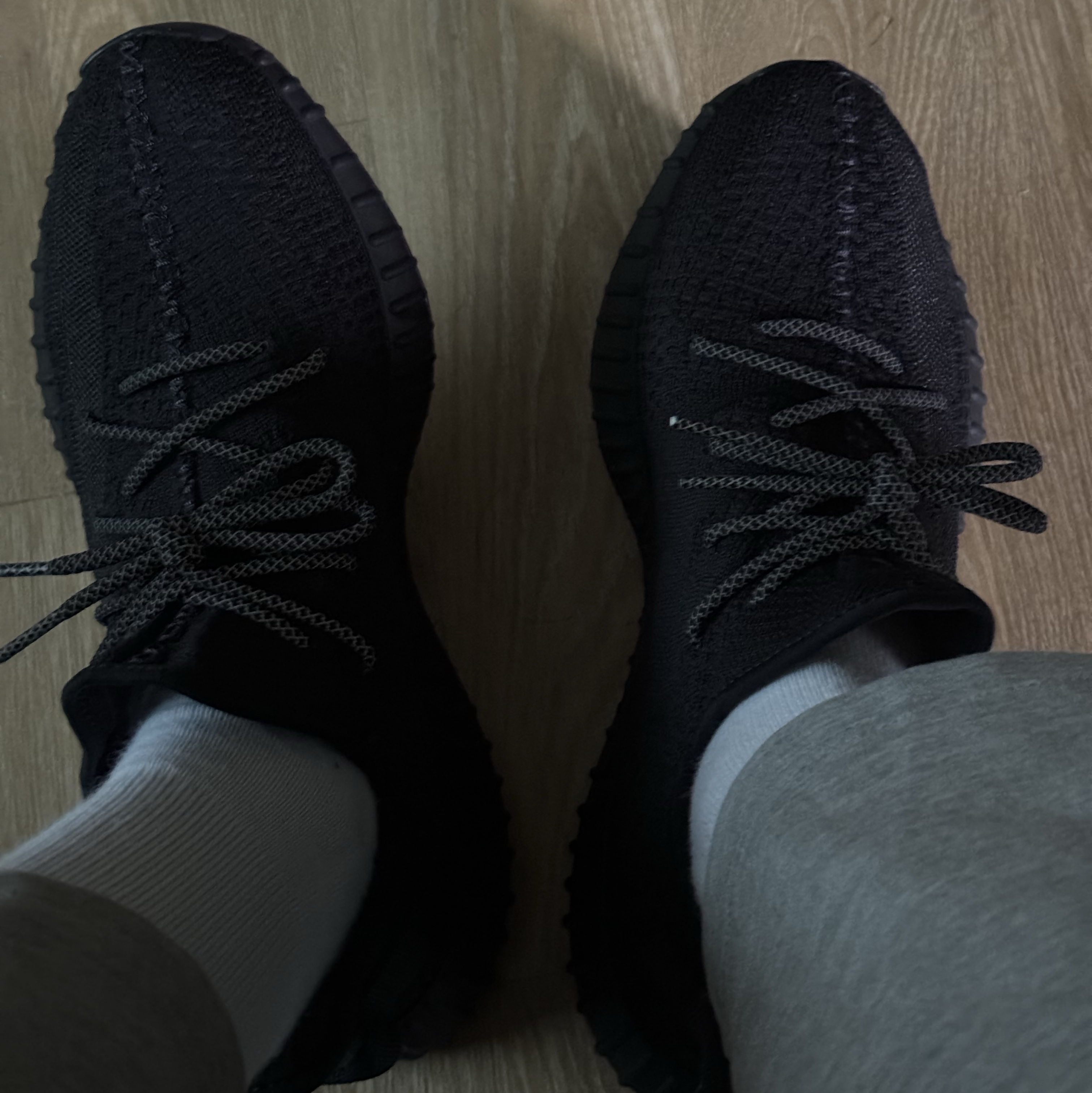 Adidas Yeezy Boost 350 V2 Onyx 착용 스타일 - 1