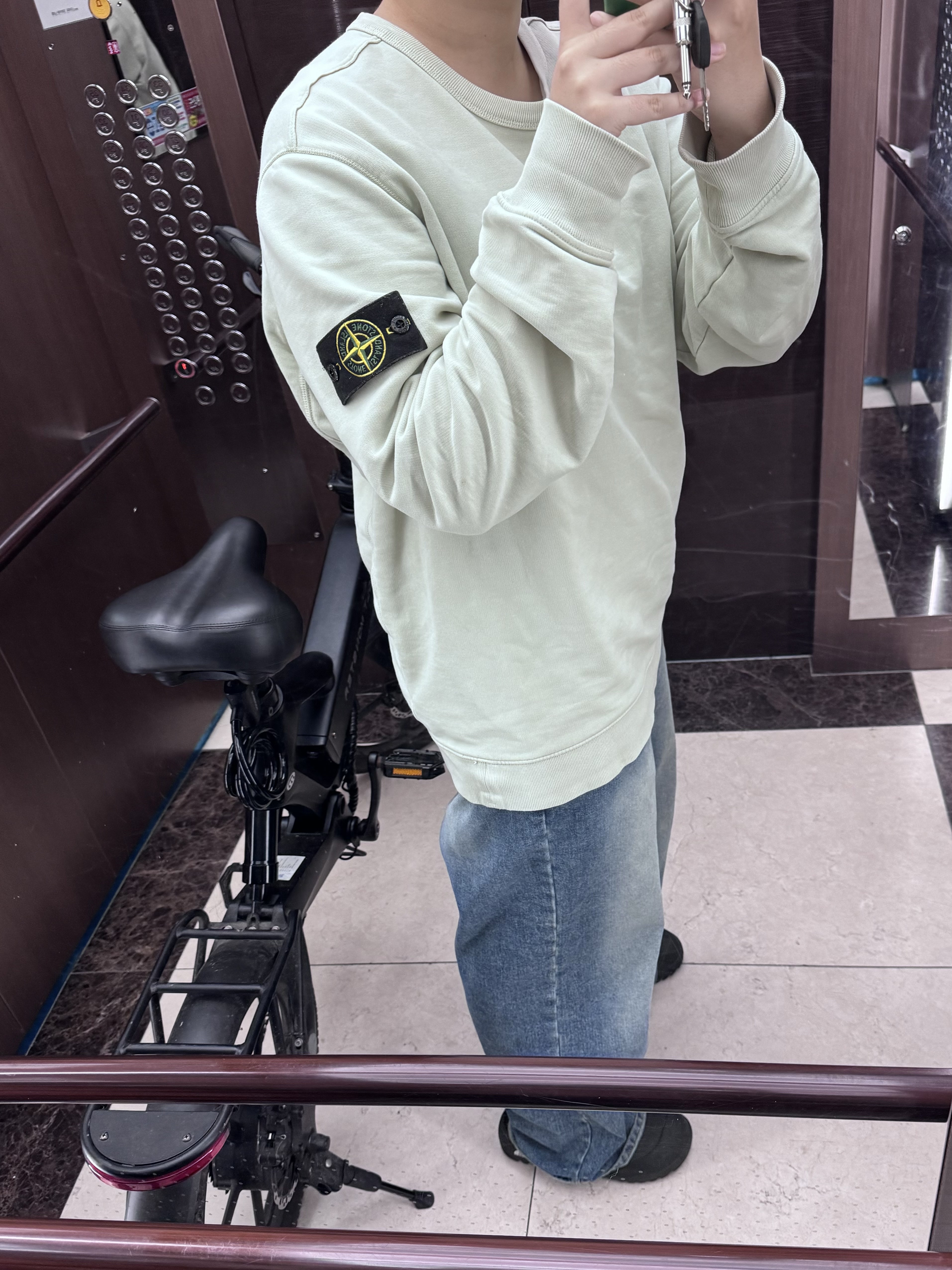 Stone Island 63051 Crewneck Sweatshirt Light Green - 21SS 착용 스타일 - 1