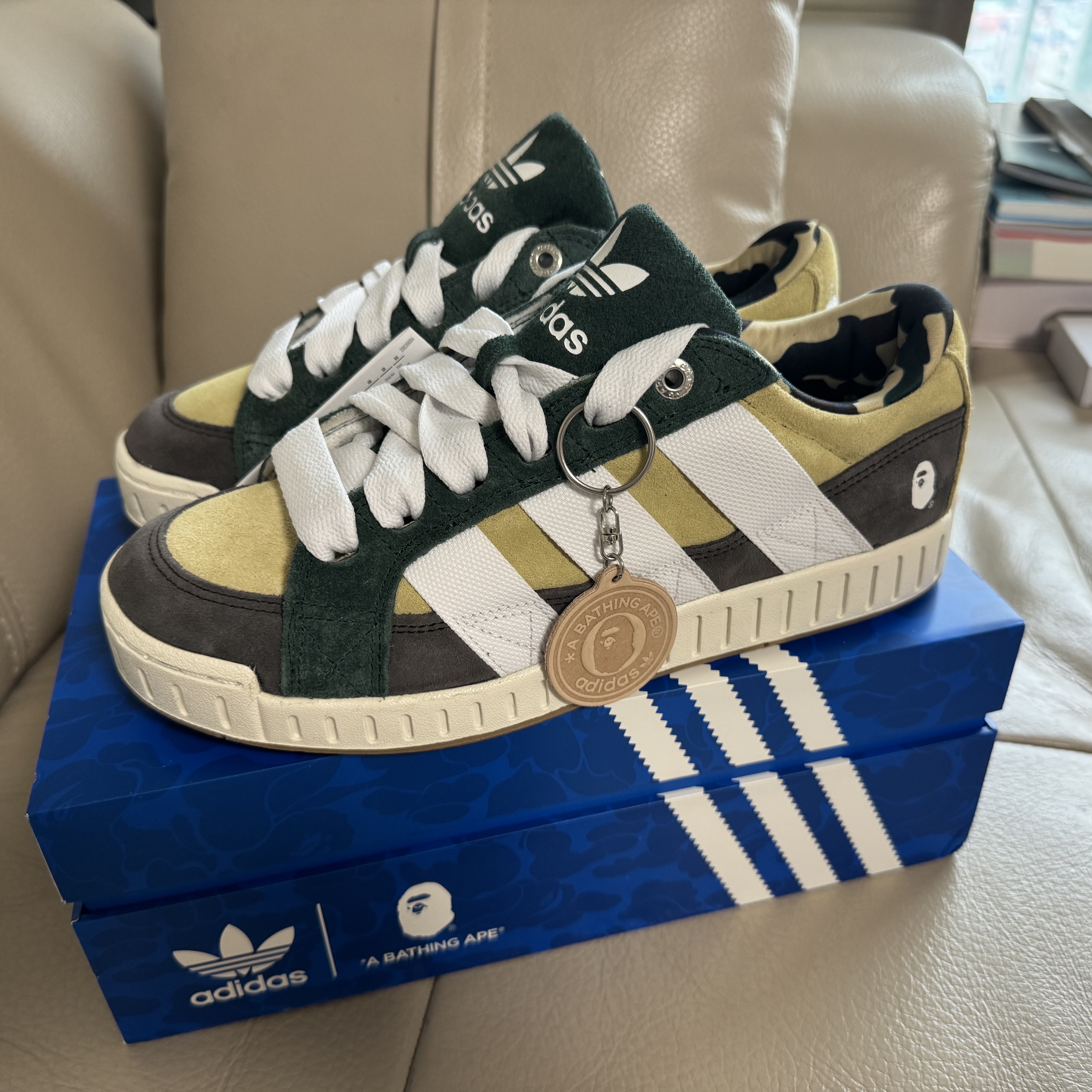 Adidas X BAPE Lawsuit Sand Cloud White 착용 스타일 - 3