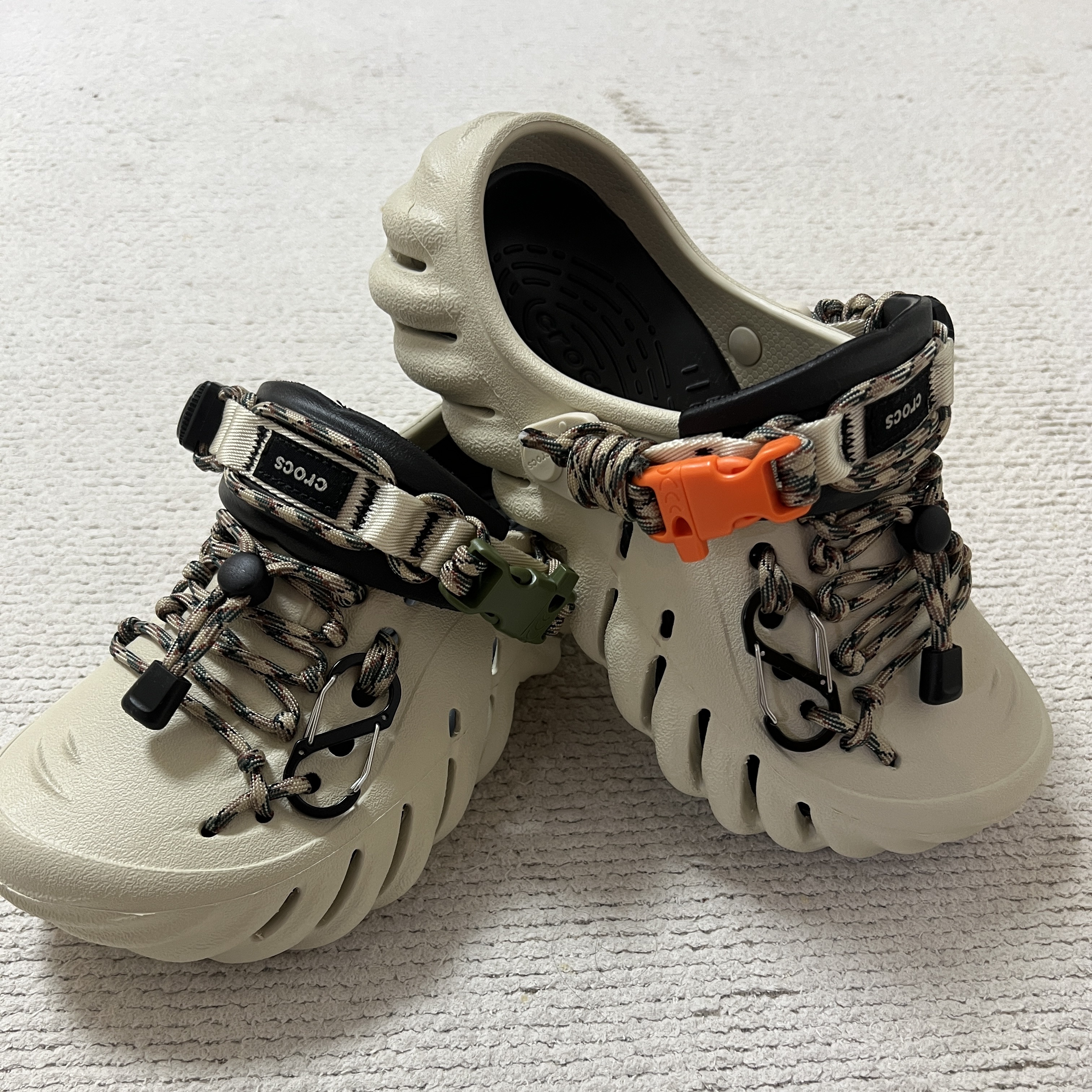 Crocs Echo Clog Bone Black 착용 스타일