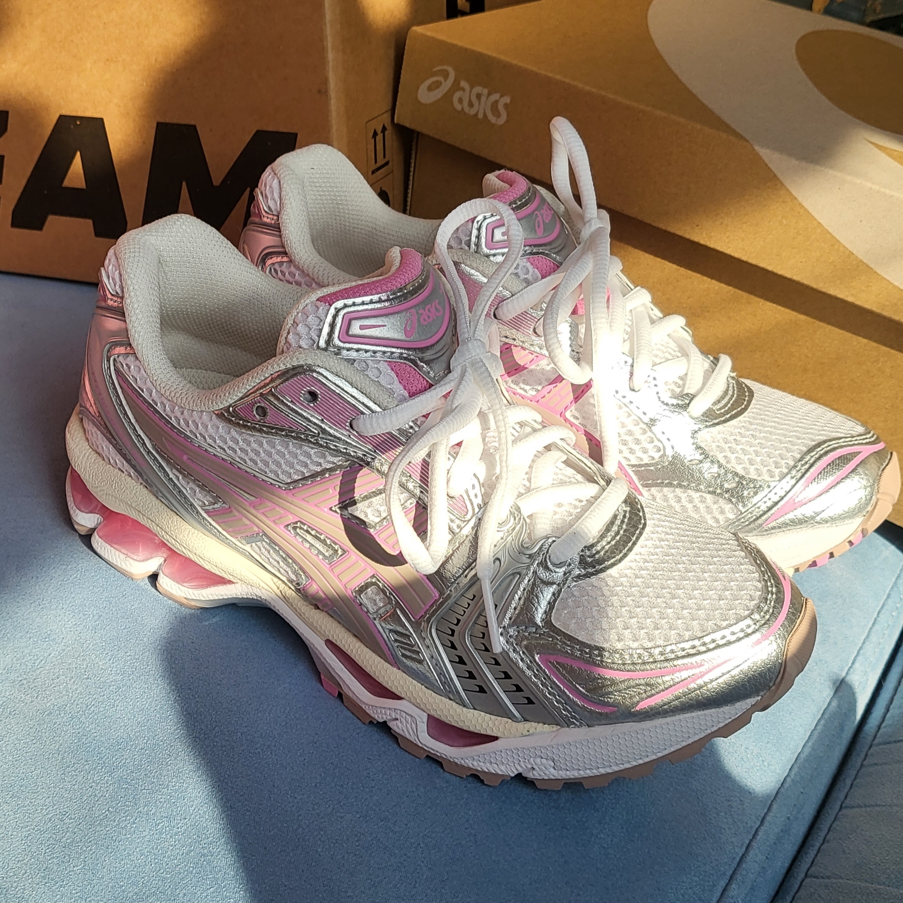Asics Unlimited Gel-Kayano 14 White Fawn 착용 스타일 - 3