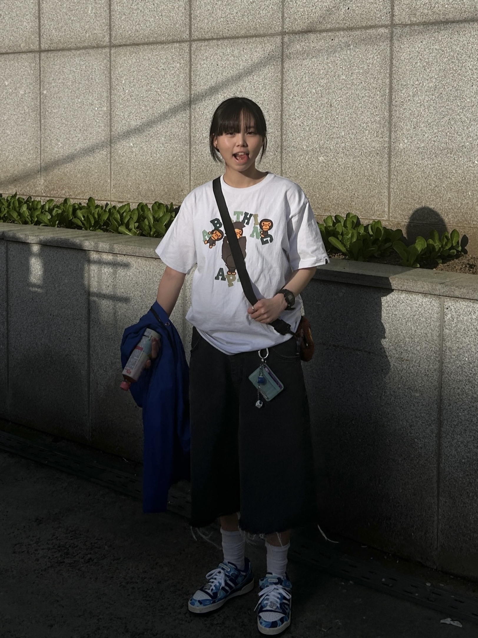 BAPE College Milo T-shirt White, Adidas x BAPE Forum 84 Low Blue Camo 착용 스타일 - 3