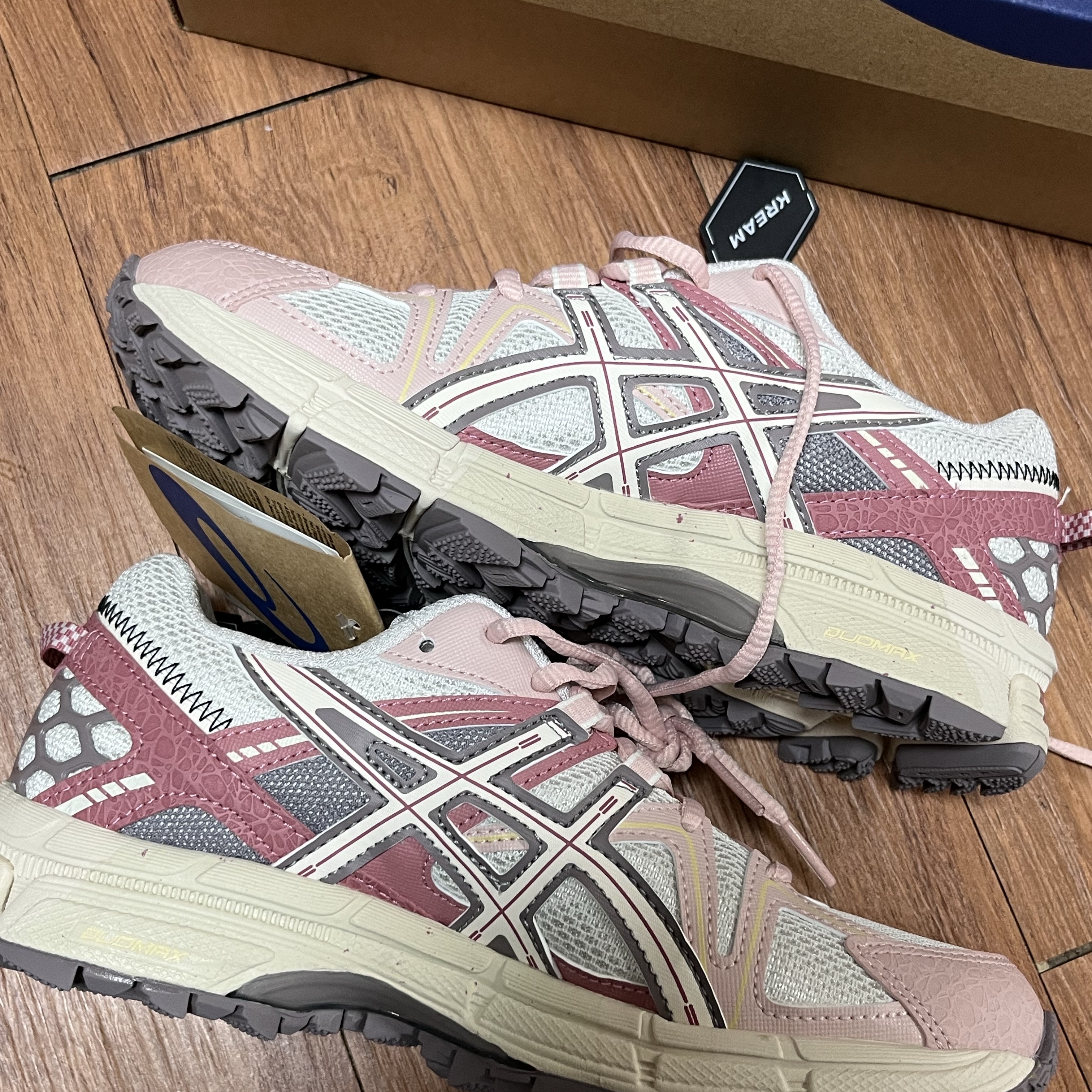 (W) Asics Gel-Kahana 8 White Pink 착용 스타일 - 1