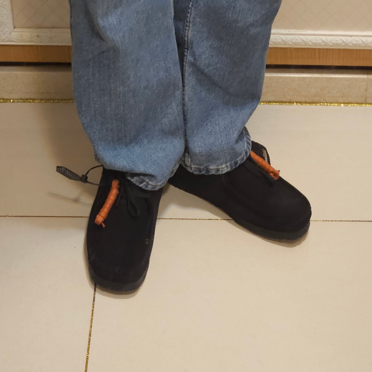 Clarks Wallabee Black Suede 착용 스타일 - 3