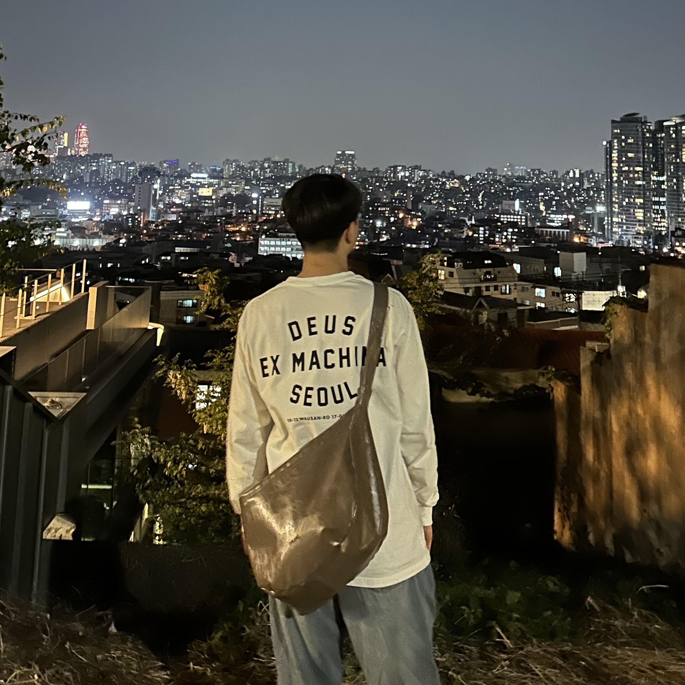 Deus Ex Machina Seoul College Long Sleeve T-Shirt White 착용 스타일
