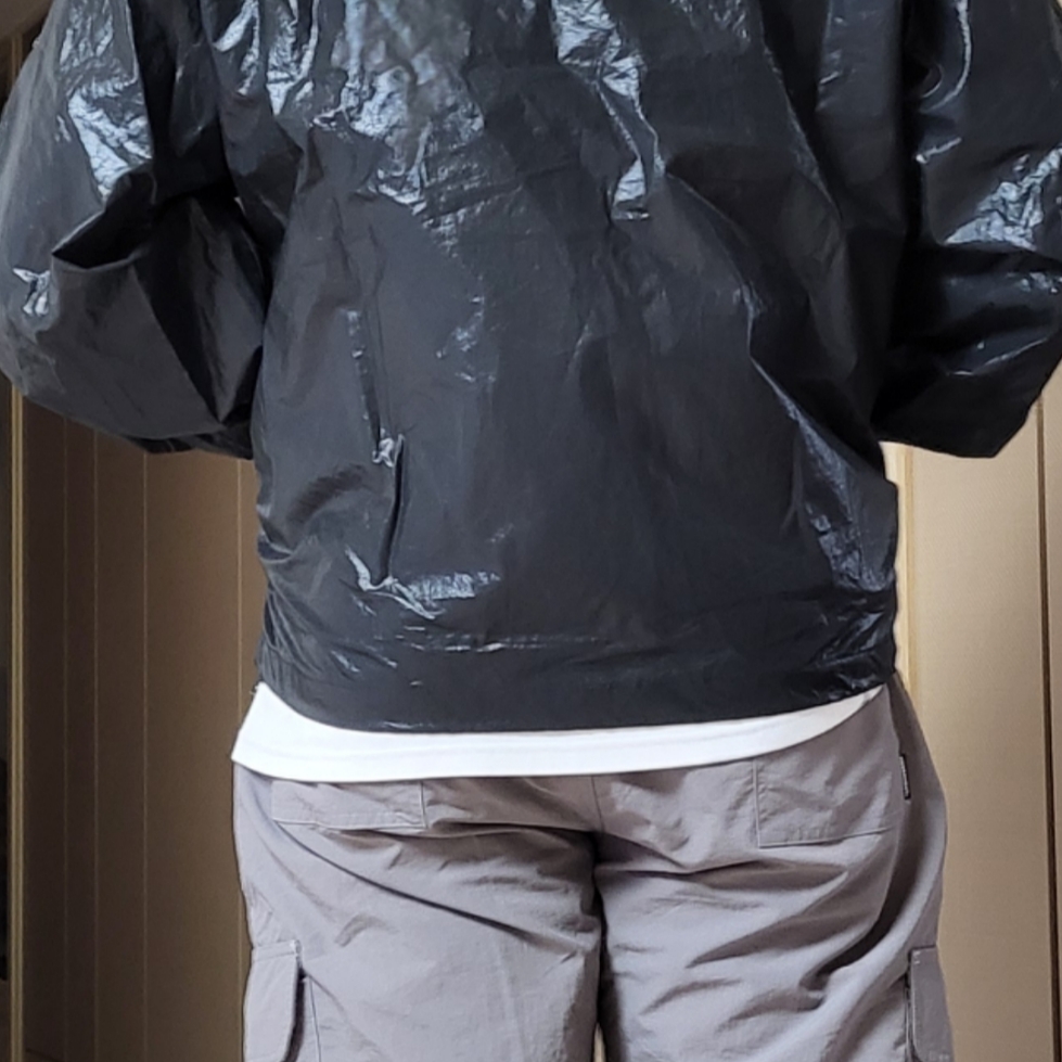 (W) Matin Kim Logo Coating Jumper Black 착용 스타일 - 1
