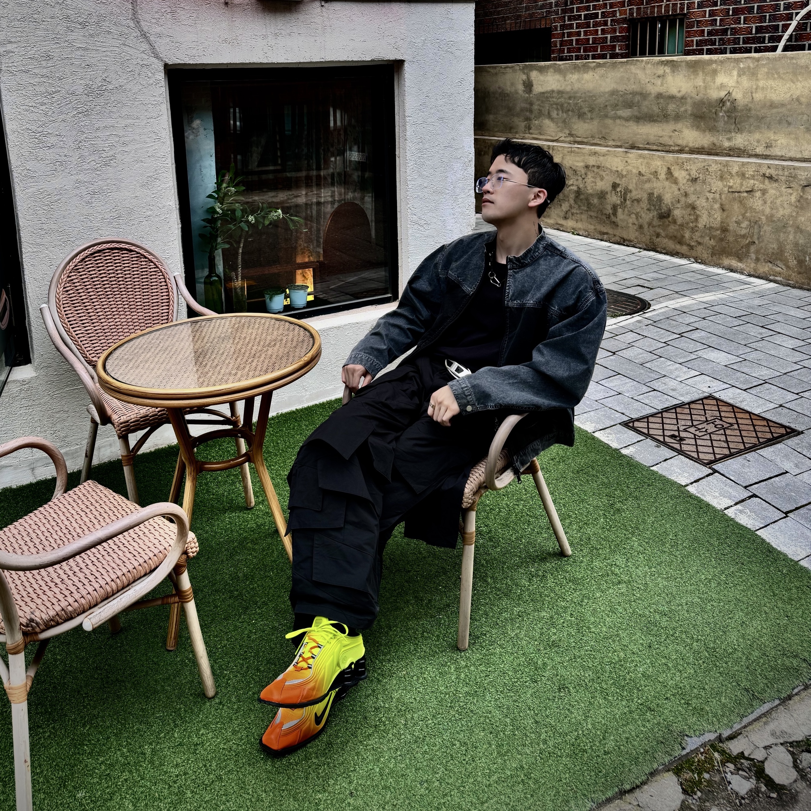 Diesel B-1DR Leather Belt with D Buckle Black, Nike x Martine Rose Shox MR4 Safety Orange 착용 스타일 - 3