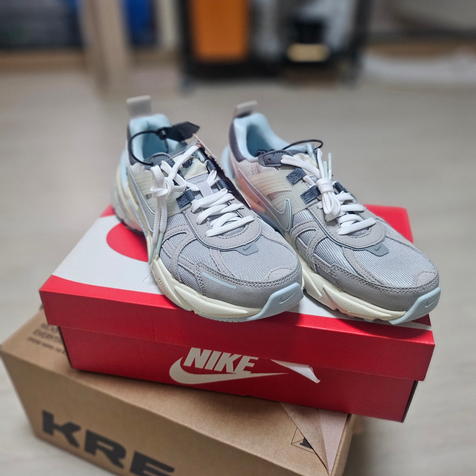 Nike V2K Run Light Bone Metallic Platinum 착용 스타일 - 3
