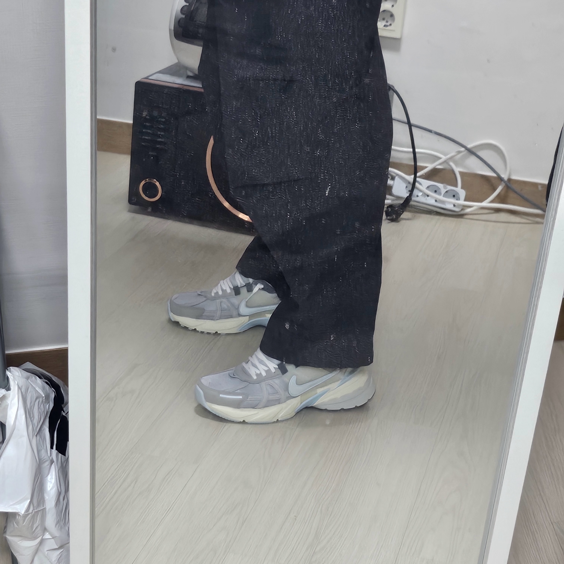 Nike V2K Run Light Bone Metallic Platinum 착용 스타일 - 1