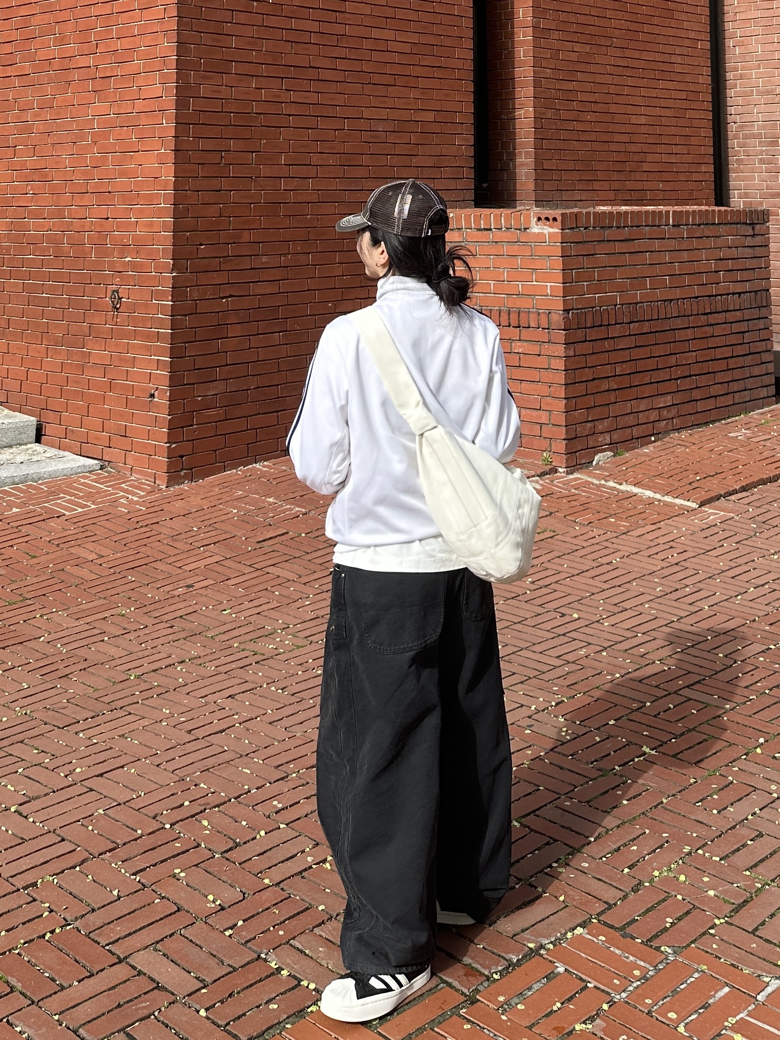 Stussy Low Pro Trucker Cut-Out Leather Snapback Brown, Lemaire Large Croissant Bag Soft Nappa Leather White 착용 스타일 - 3