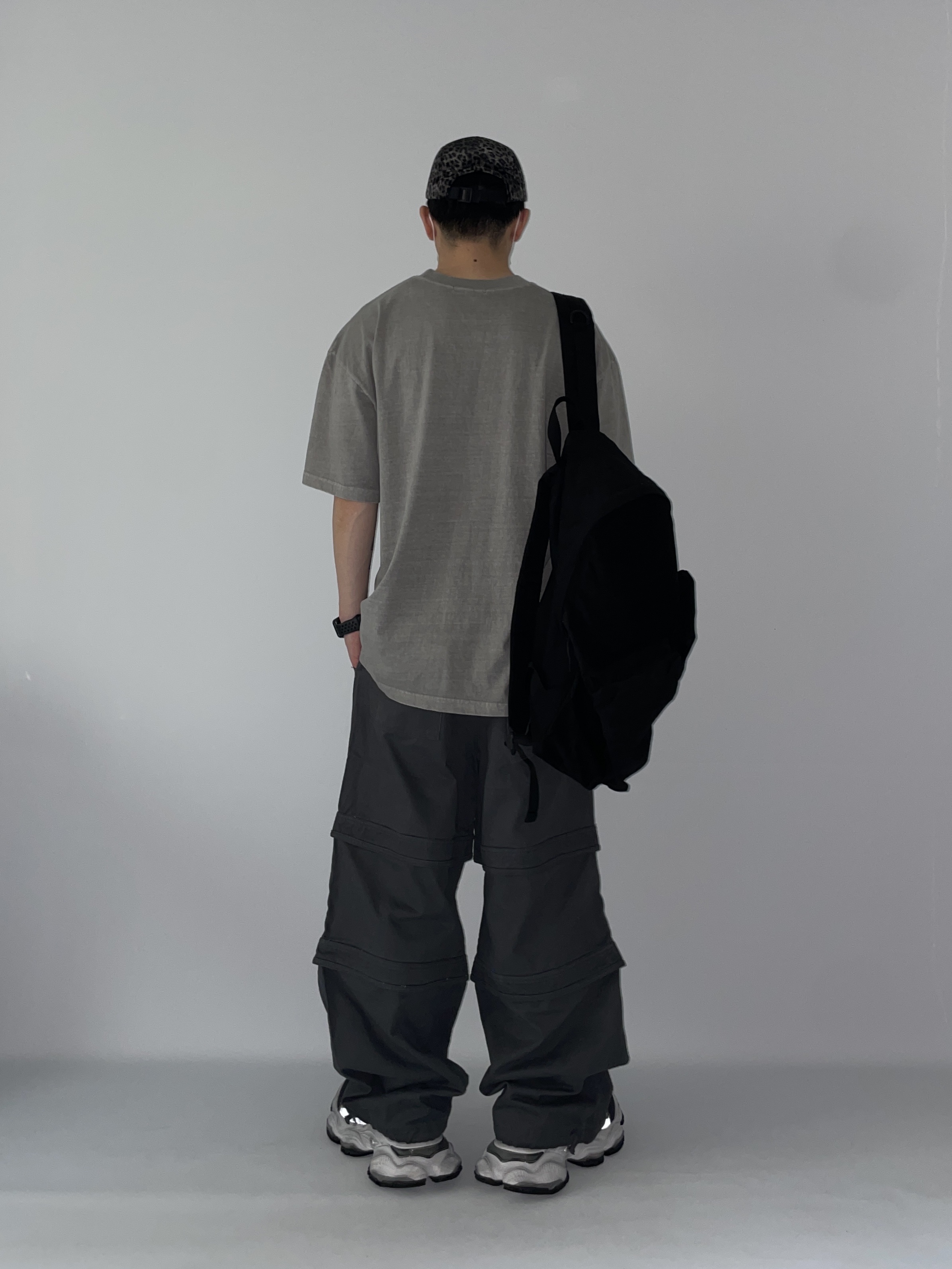 Balenciaga Cargo Sneakers White Grey, Supreme Leopard Velvet Camp Cap Black - 24SS 착용 스타일 - 4