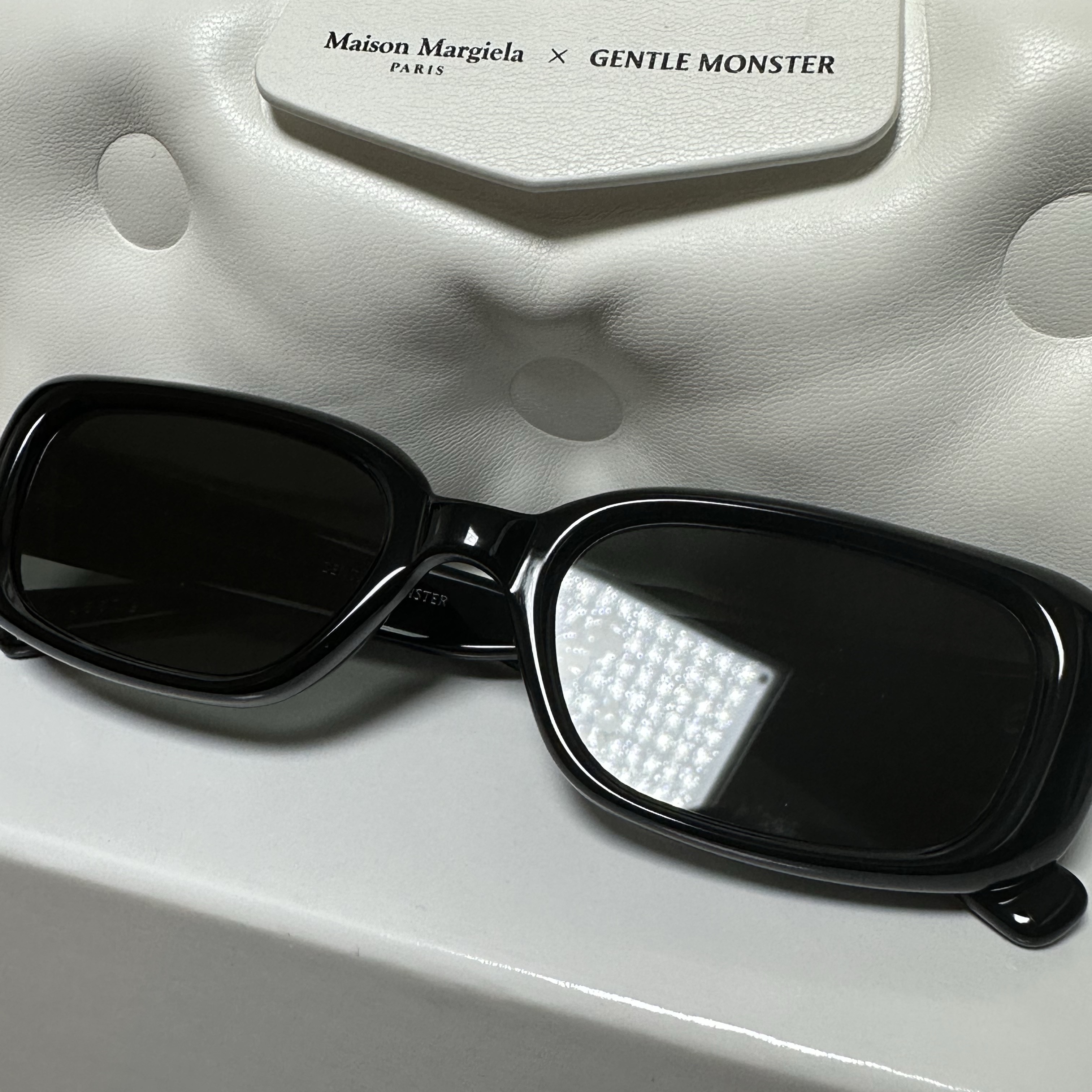 Gentle Monster x Maison Margiela MM106 Black Black 착용 스타일