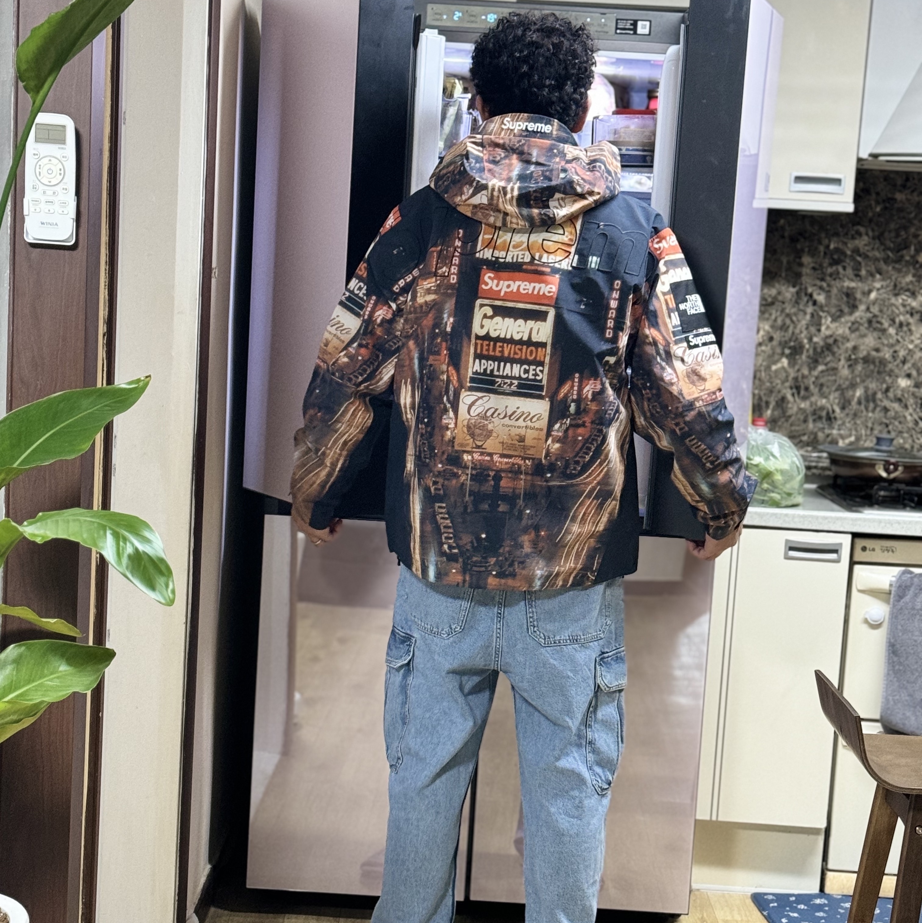 Supreme x The North Face Taped Seam Shell Jacket Times Square - 22FW 착용 스타일