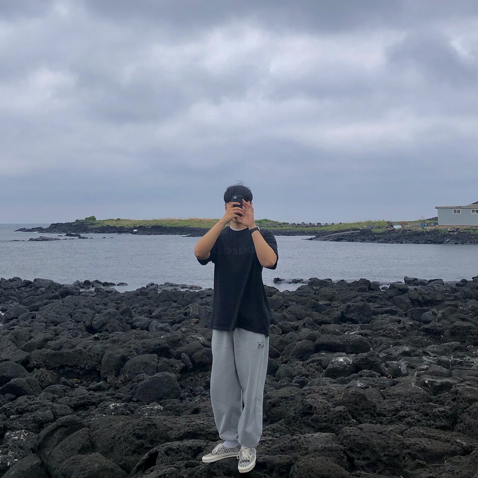 Supreme Collegiate S/S Top Black - 23FW, Vans Vault x CDG OG Authentic LX White Black 착용 스타일