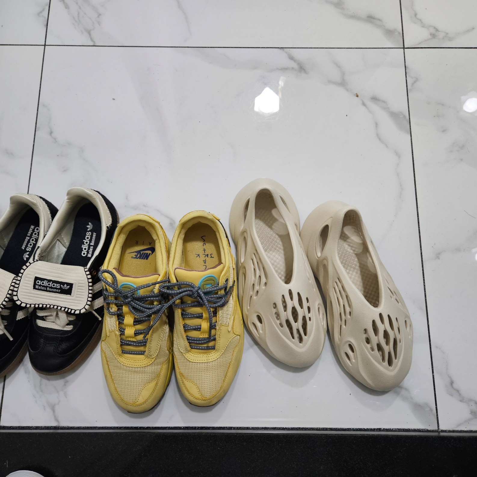Adidas Yeezy Foam RNNR Sand, Nike x Travis Scott Air Max 1 Cact.us Gold 착용 스타일 - 1