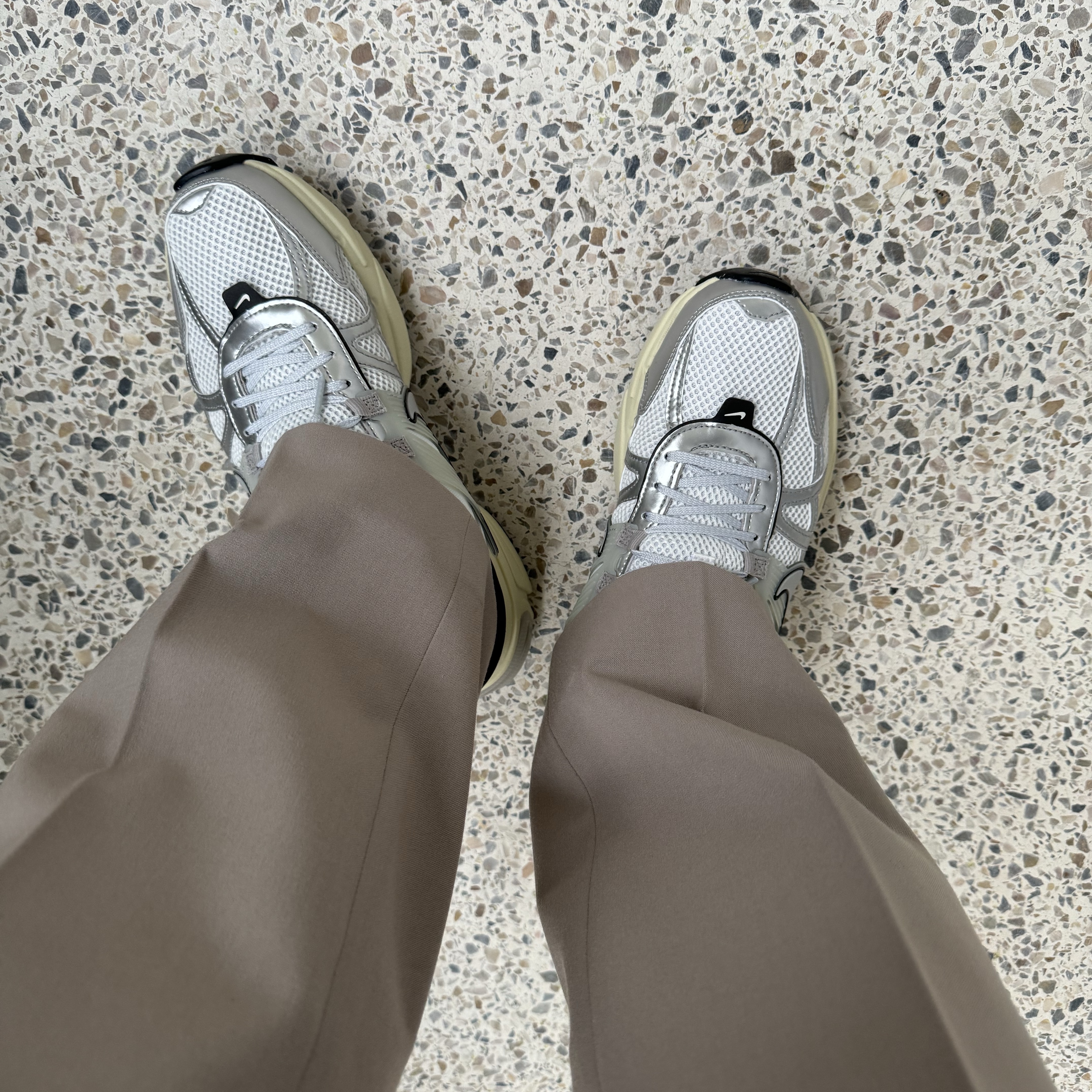 Nike V2K Run Summit White Metallic Silver 착용 스타일 - 1