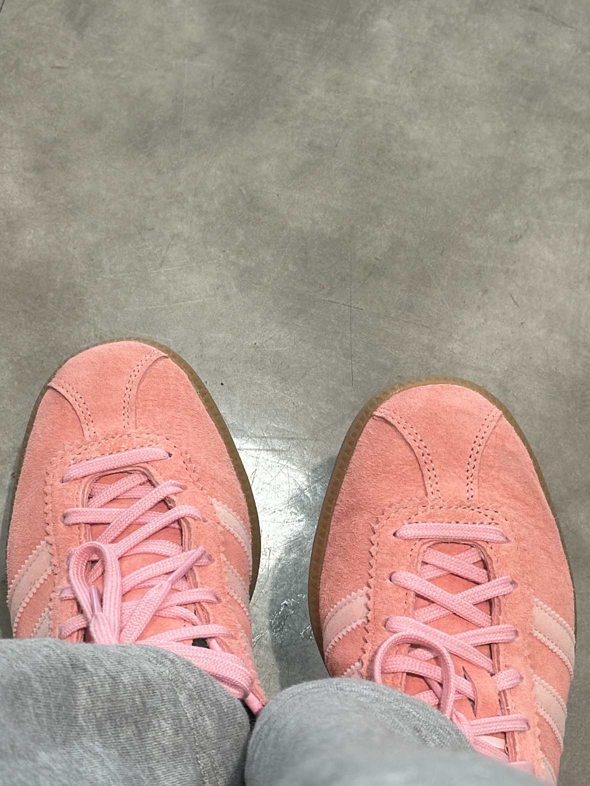 Adidas Bermuda Glow Pink 착용 스타일 - 1