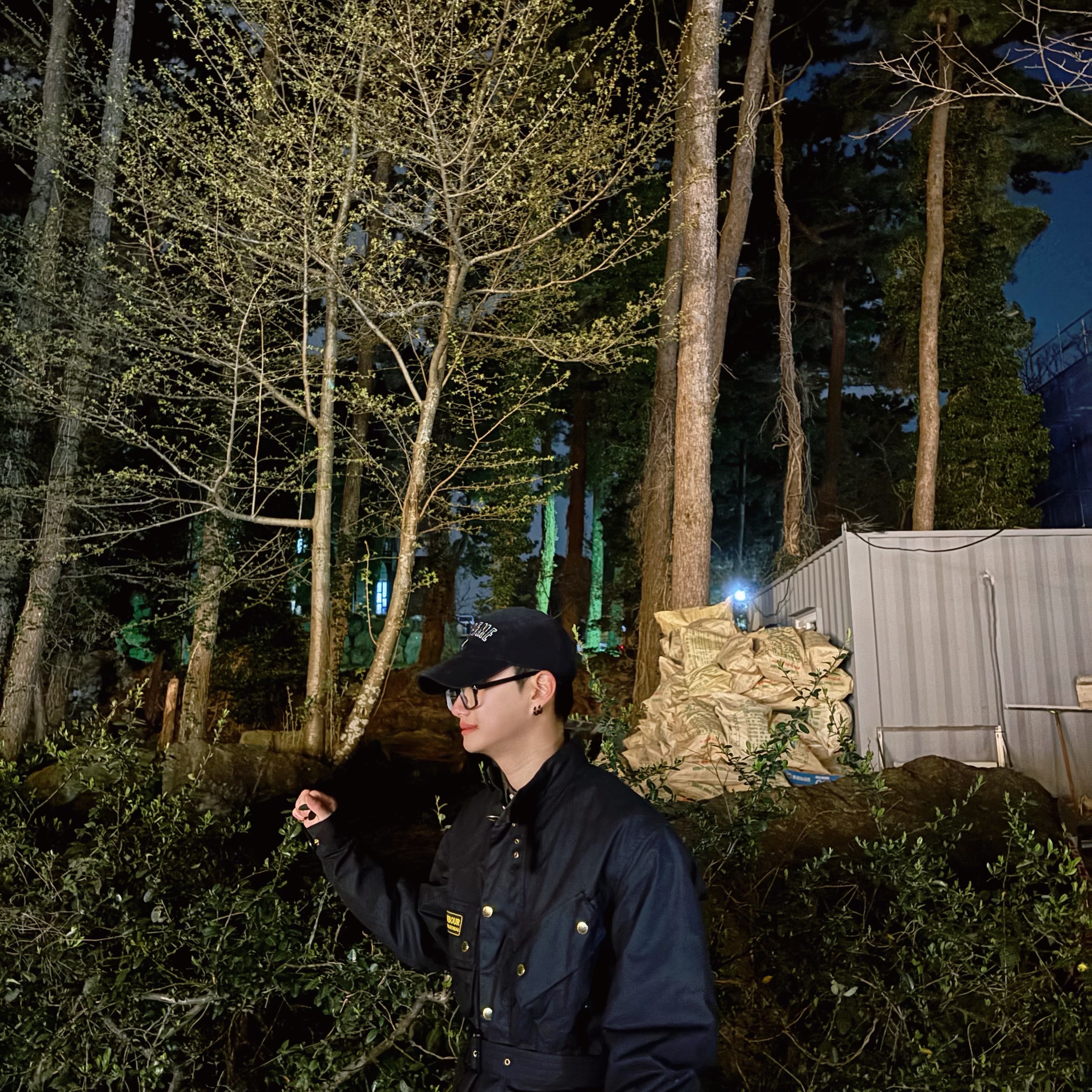 Barbour Slim International Wax Jacket Black, Supreme x Nike Arc Corduroy 6-Panel Black - 22SS 착용 스타일 - 3