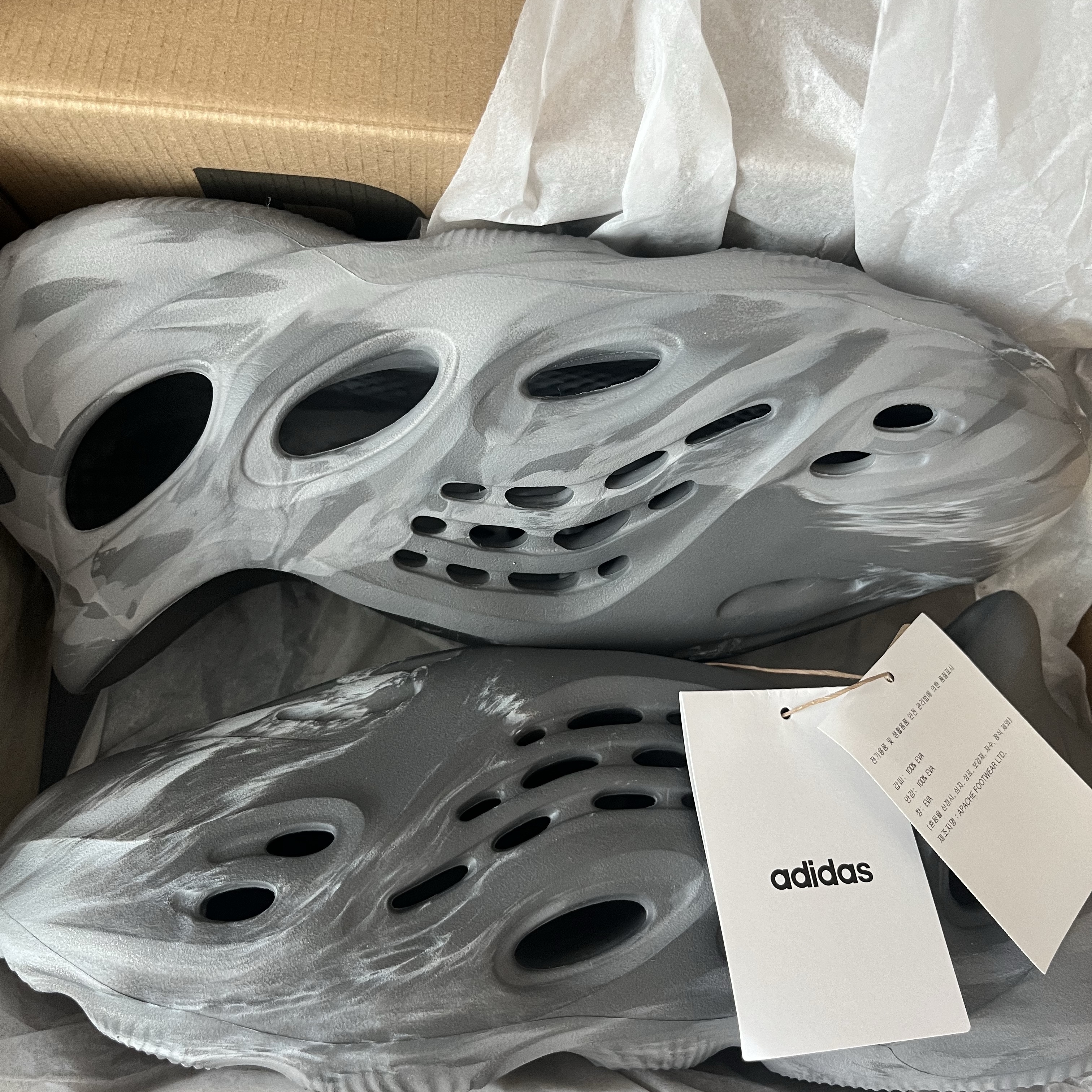 Adidas Yeezy Foam RNNR MX Granite 착용 스타일