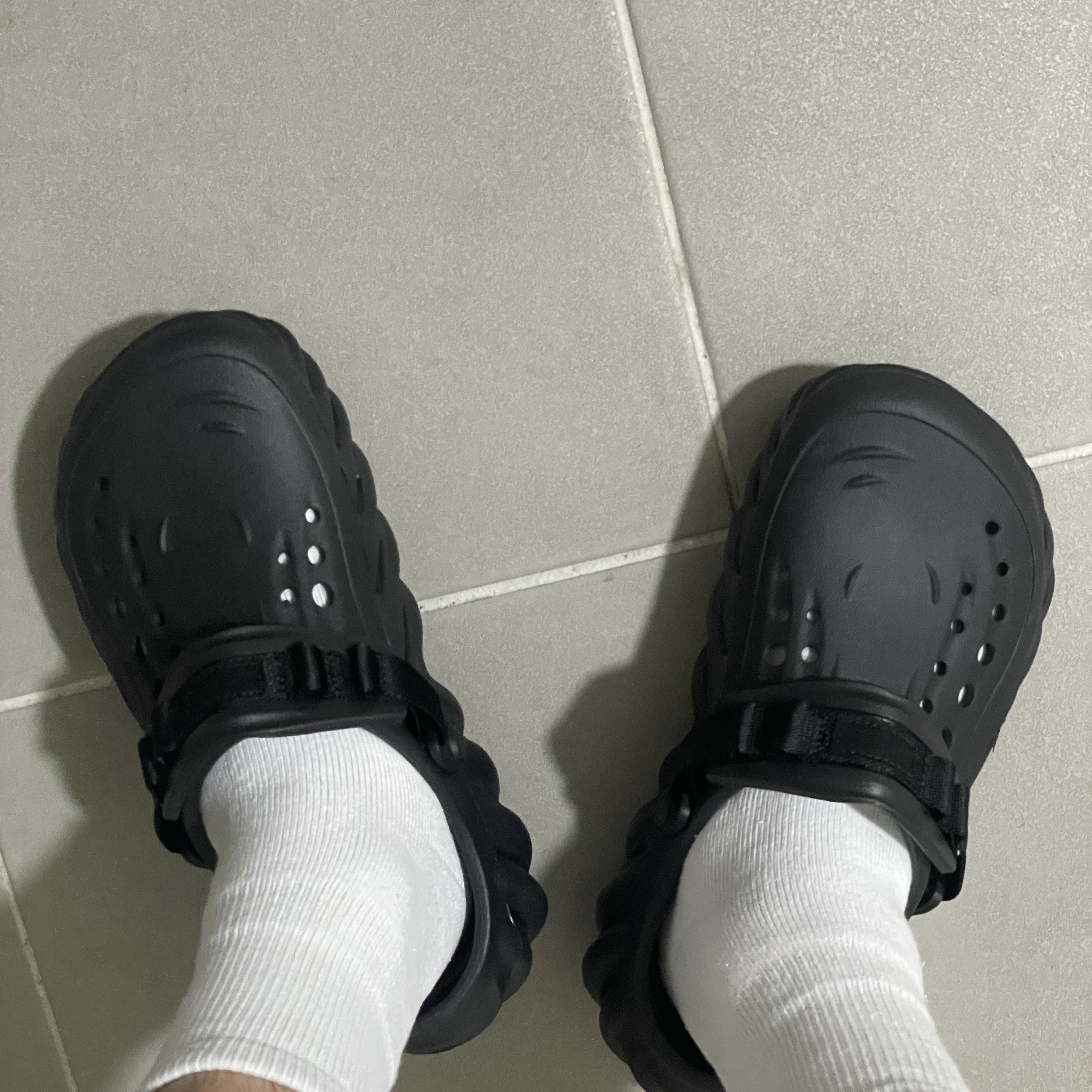 Crocs Echo Clog Black 착용 스타일 - 1