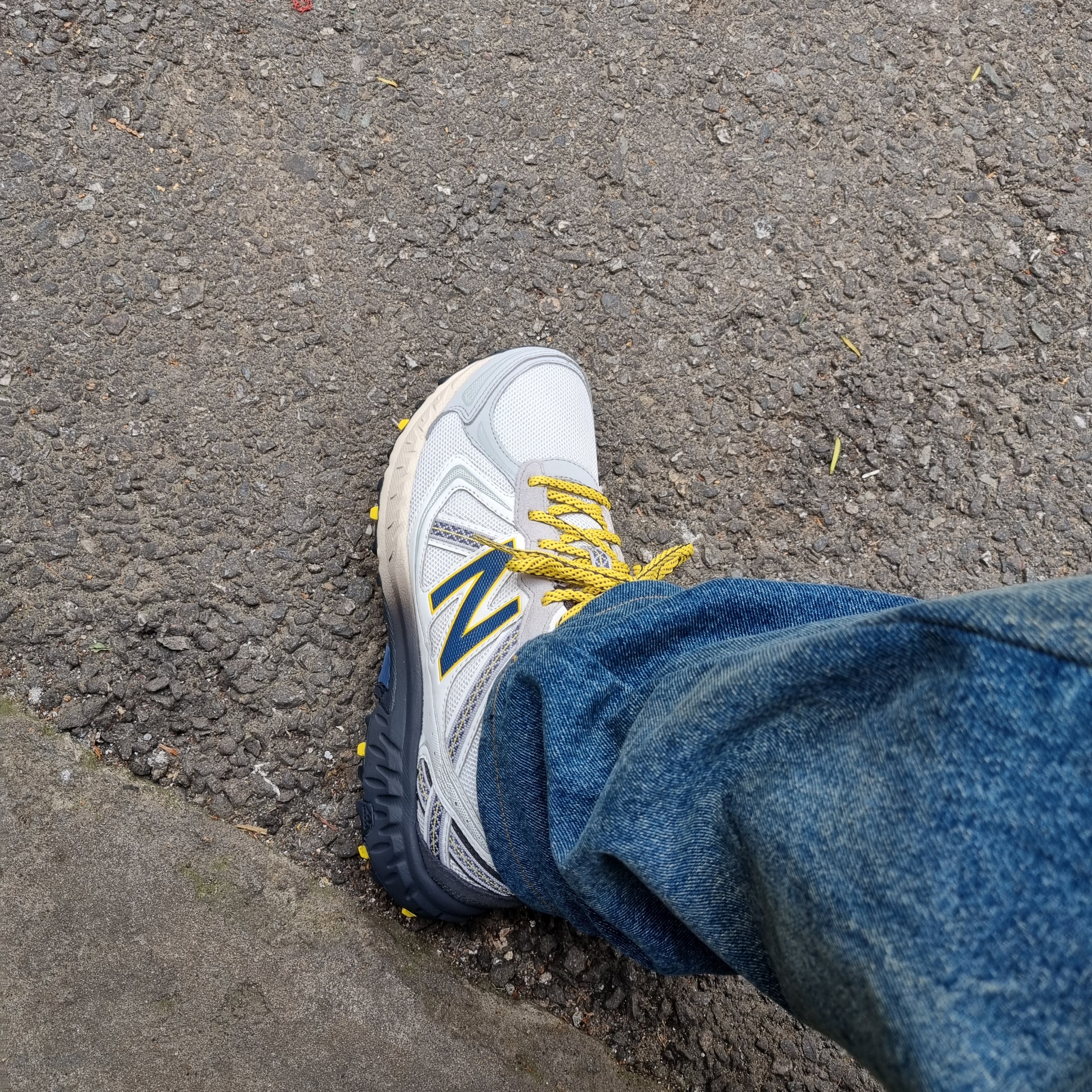 New Balance 410v5 Ivory Yellow - 2E Wide 착용 스타일 - 1