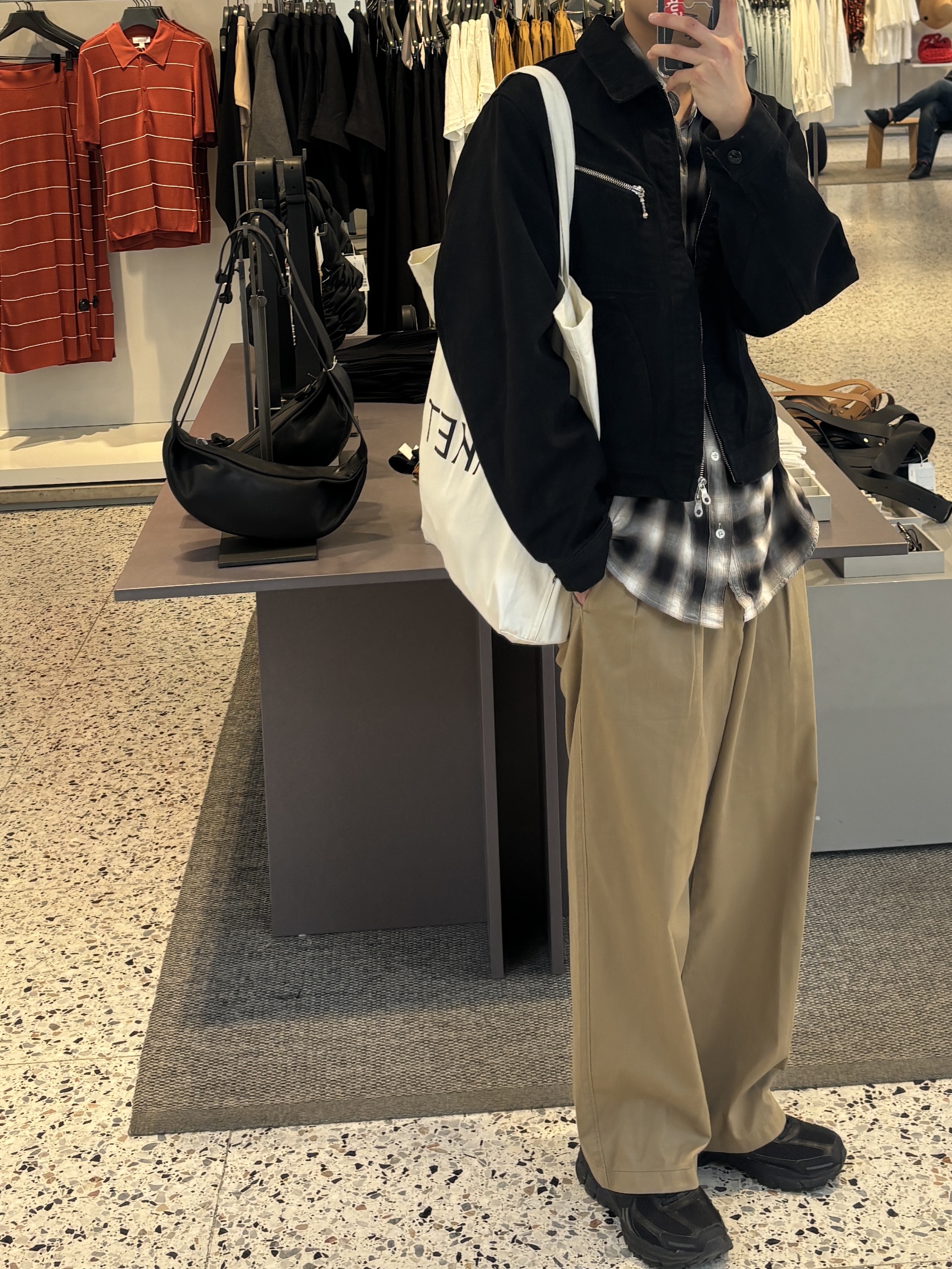 Arket Canvas Tote Bag Off White, Nike Zoom Vomero 5 SP Black 착용 스타일 - 2