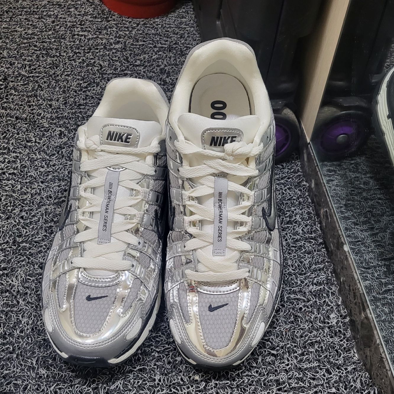 Nike P-6000 Metallic Silver 착용 스타일